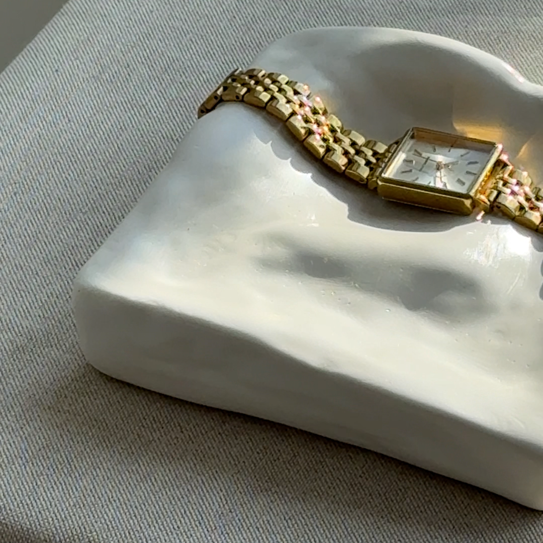 and-poured eco-resin dish, modern jewelry holder, minimalist catch-all dish, soft vanilla color with glossy glaze finish, sculptural home decor piece, functional storage dish for keys, rings, high-quality resin home accessories, versatile decorative tray, contemporary decor for living room or bedroom, unique home accent piece, eco-friendly storage solution, premium resin tray, handmade elegant dish for home organization, refined jewelry organizer, stylish and practical home decor, ginaladeco