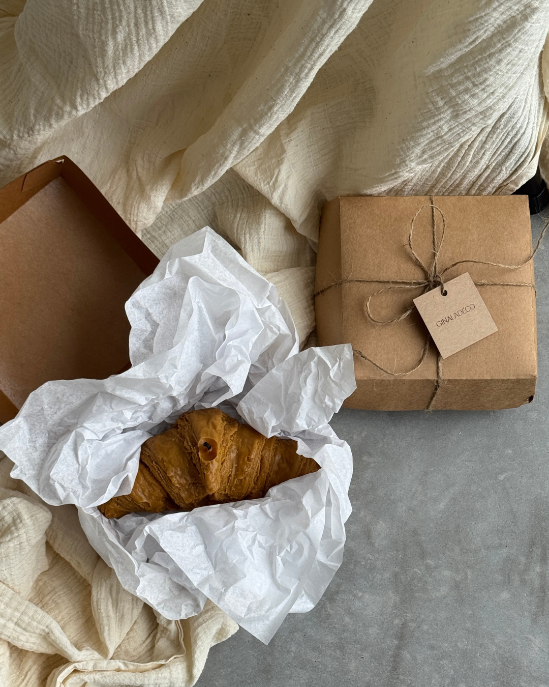 handmade scented candle, soy wax candle, croissant scented candle, vanilla pastry fragrance, bakery scent candle, eco-friendly candle with cotton wick, luxury home decor candle, clean burn candle, unique gift candle, plastic-free packaging, sustainable candles, high-quality scented candles, gift-ready candle, cozy home decor, artisanal candles, long-lasting scented candles, premium soy candles, perfect for home fragrance, Parisian bakery aroma, ginaladeco