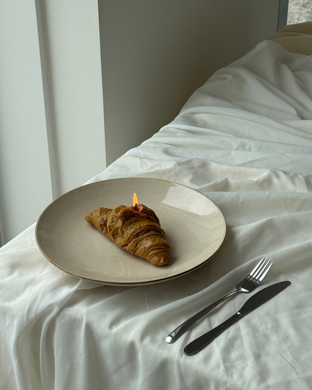 handmade scented candle, soy wax candle, croissant scented candle, vanilla pastry fragrance, bakery scent candle, eco-friendly candle with cotton wick, luxury home decor candle, clean burn candle, unique gift candle, plastic-free packaging, sustainable candles, high-quality scented candles, gift-ready candle, cozy home decor, artisanal candles, long-lasting scented candles, premium soy candles, perfect for home fragrance, Parisian bakery aroma, ginaladeco