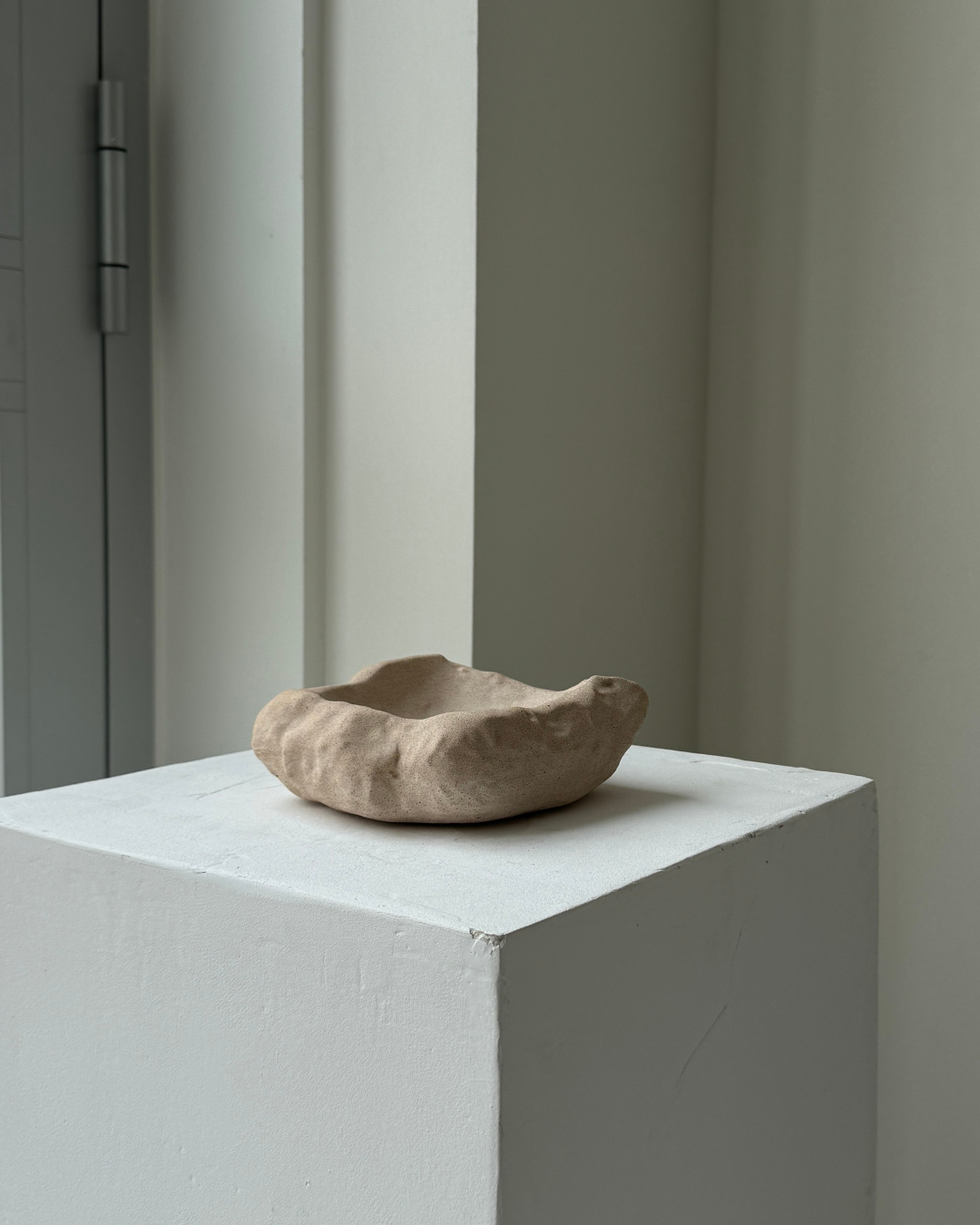 concrete sculpture for home decor, modern decorative sculpture, minimalist art sculpture, unique home accent, stylish jewelry holder, storage sculpture for rings and small items, contemporary concrete art, high-quality handcrafted sculpture, sustainable home decor, decorative centerpiece for living room or bedroom, eco-friendly home accessories, sculptural decor for modern homes, unique gift for home styling, premium art piece, sculptural design for home organization, ginaladeco