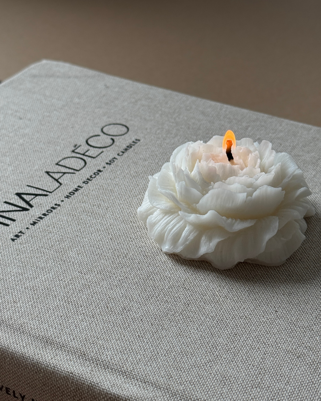 Peony candle, floral soy wax sculpture, decorative flower candle, handmade wax bloom, romantic candle design, home decor accent, gift for flower lovers, unscented soy candle, elegant wax art, peony-shaped candle, hand-poured candle design, cotton wick, soft floral aesthetic, sculptural home detail, ginaladeco