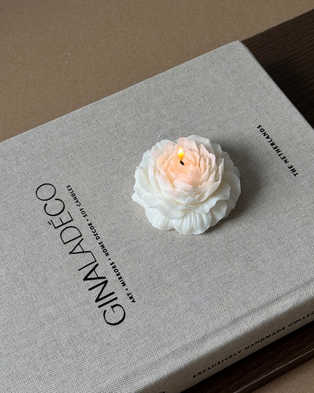 Peony candle, floral soy wax sculpture, decorative flower candle, handmade wax bloom, romantic candle design, home decor accent, gift for flower lovers, unscented soy candle, elegant wax art, peony-shaped candle, hand-poured candle design, cotton wick, soft floral aesthetic, sculptural home detail, ginaladeco