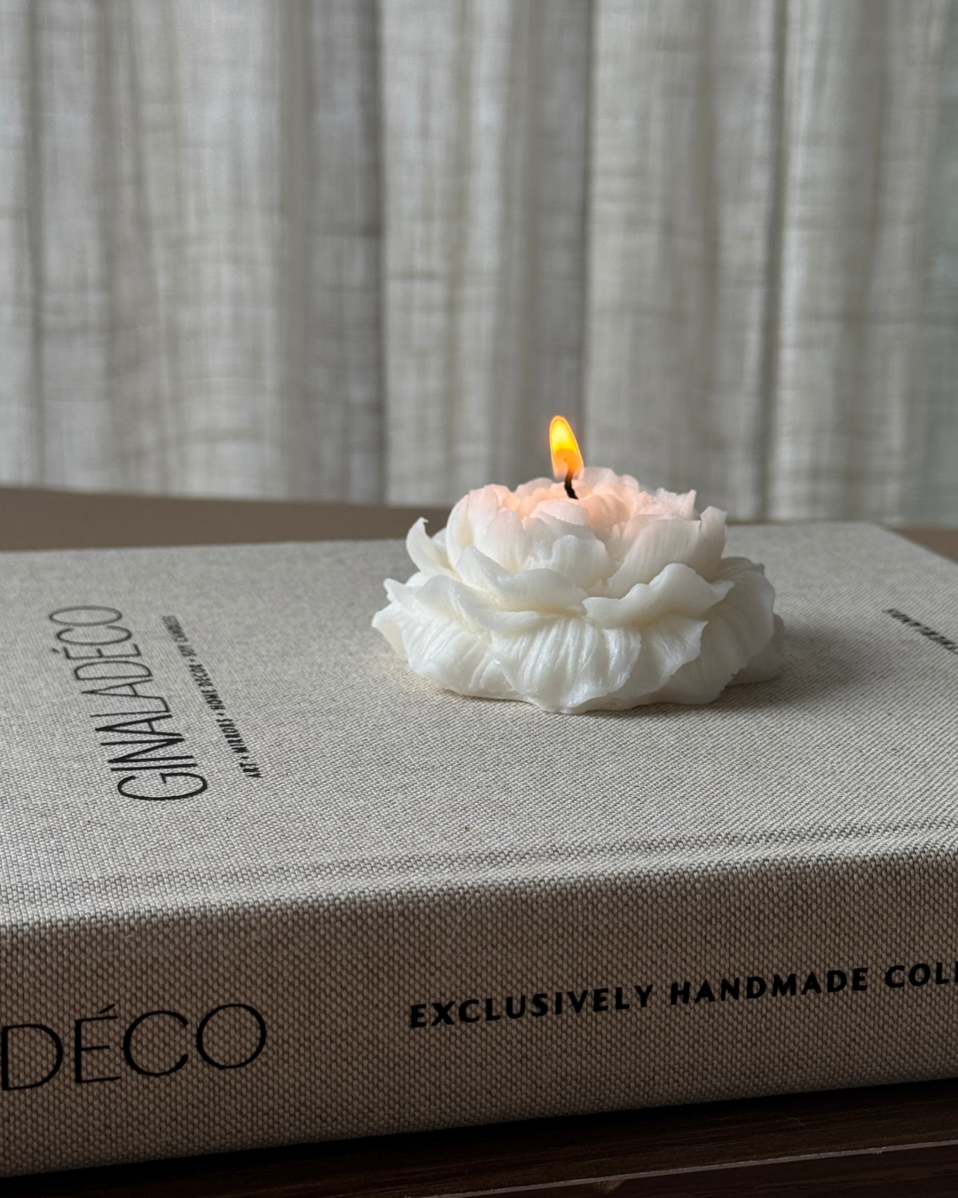 Peony candle, floral soy wax sculpture, decorative flower candle, handmade wax bloom, romantic candle design, home decor accent, gift for flower lovers, unscented soy candle, elegant wax art, peony-shaped candle, hand-poured candle design, cotton wick, soft floral aesthetic, sculptural home detail, ginaladeco