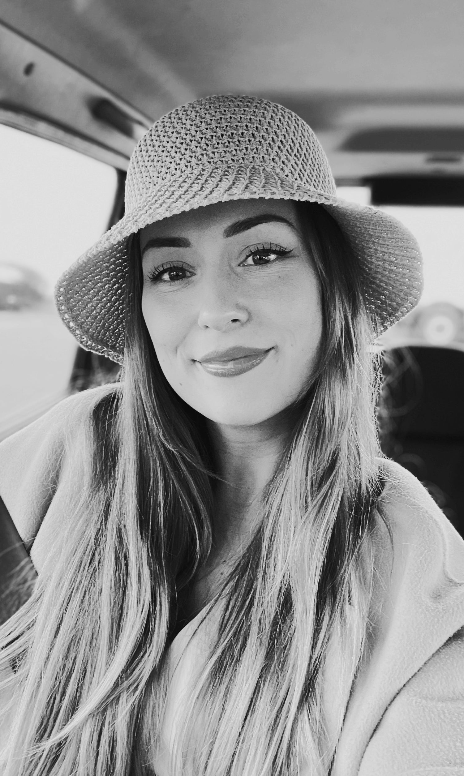 founder of ginaladeco, handmade sculptural decor brand, female creative entrepreneur, artist behind soy wax candles and resin homeware, designer of modern plaster wall art, minimalist candle and tray collections, slow made interior accessories, woman-owned handmade business, modern artisan decor, aesthetic home styling, small business owner in creative industry, behind the scenes of candle making and resin design, creative home brand with sculptural vision, ginaladeco