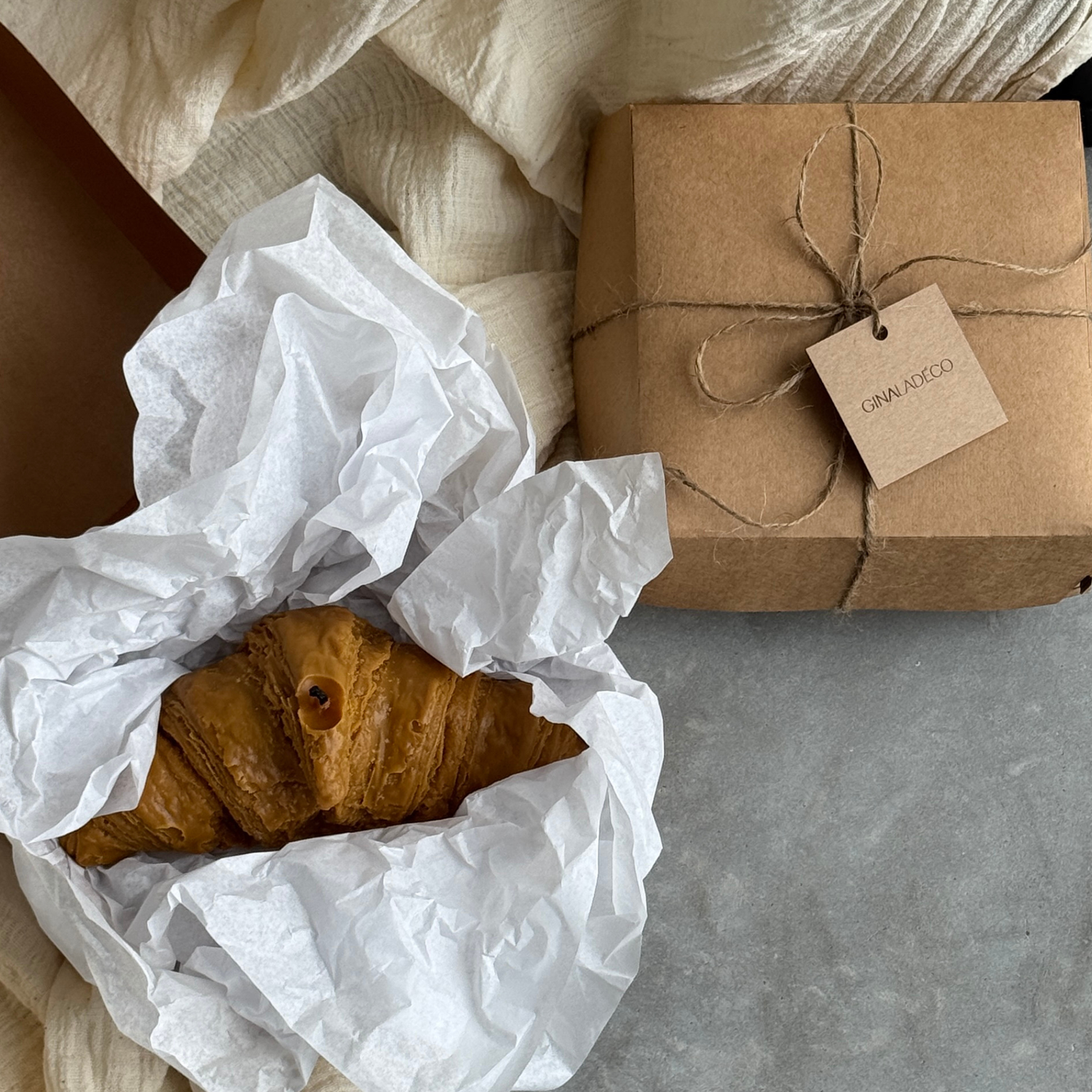 handmade scented candle, soy wax candle, croissant scented candle, vanilla pastry fragrance, bakery scent candle, eco-friendly candle with cotton wick, luxury home decor candle, clean burn candle, unique gift candle, plastic-free packaging, sustainable candles, high-quality scented candles, gift-ready candle, cozy home decor, artisanal candles, long-lasting scented candles, premium soy candles, perfect for home fragrance, Parisian bakery aroma, ginaladeco