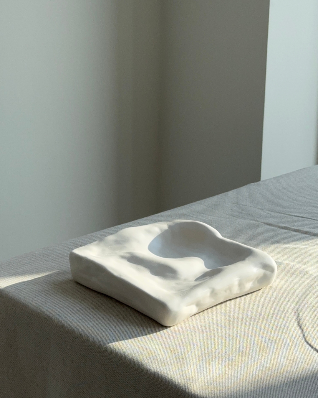 and-poured eco-resin dish, modern jewelry holder, minimalist catch-all dish, soft vanilla color with glossy glaze finish, sculptural home decor piece, functional storage dish for keys, rings, high-quality resin home accessories, versatile decorative tray, contemporary decor for living room or bedroom, unique home accent piece, eco-friendly storage solution, premium resin tray, handmade elegant dish for home organization, refined jewelry organizer, stylish and practical home decor, ginaladeco