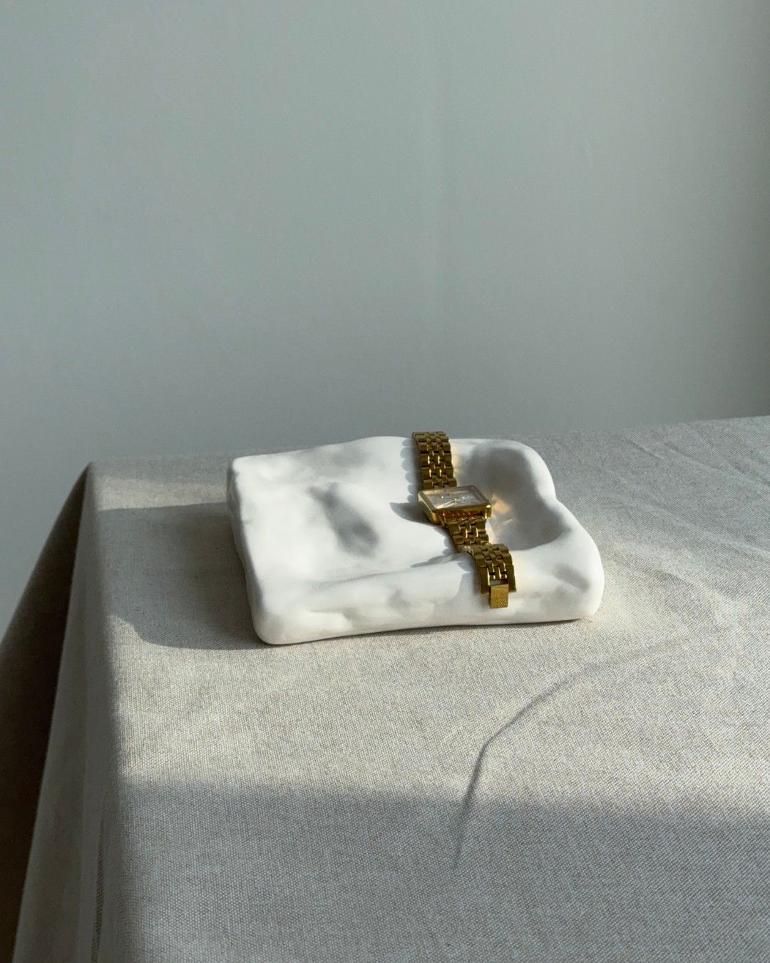 and-poured eco-resin dish, modern jewelry holder, minimalist catch-all dish, soft vanilla color with glossy glaze finish, sculptural home decor piece, functional storage dish for keys, rings, high-quality resin home accessories, versatile decorative tray, contemporary decor for living room or bedroom, unique home accent piece, eco-friendly storage solution, premium resin tray, handmade elegant dish for home organization, refined jewelry organizer, stylish and practical home decor, ginaladeco