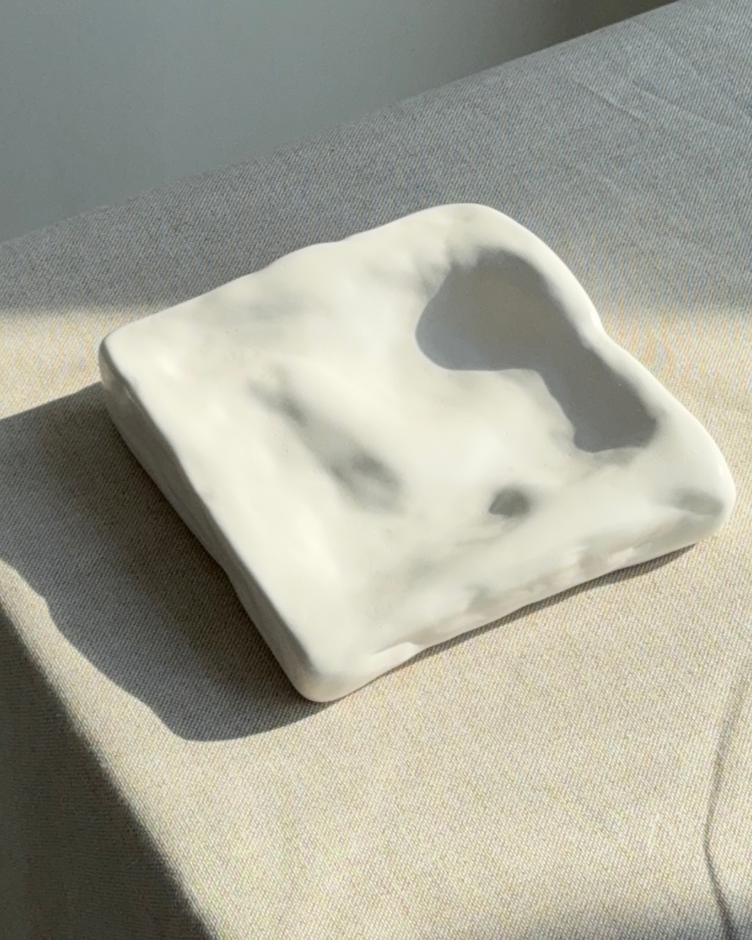 and-poured eco-resin dish, modern jewelry holder, minimalist catch-all dish, soft vanilla color with glossy glaze finish, sculptural home decor piece, functional storage dish for keys, rings, high-quality resin home accessories, versatile decorative tray, contemporary decor for living room or bedroom, unique home accent piece, eco-friendly storage solution, premium resin tray, handmade elegant dish for home organization, refined jewelry organizer, stylish and practical home decor, ginaladeco