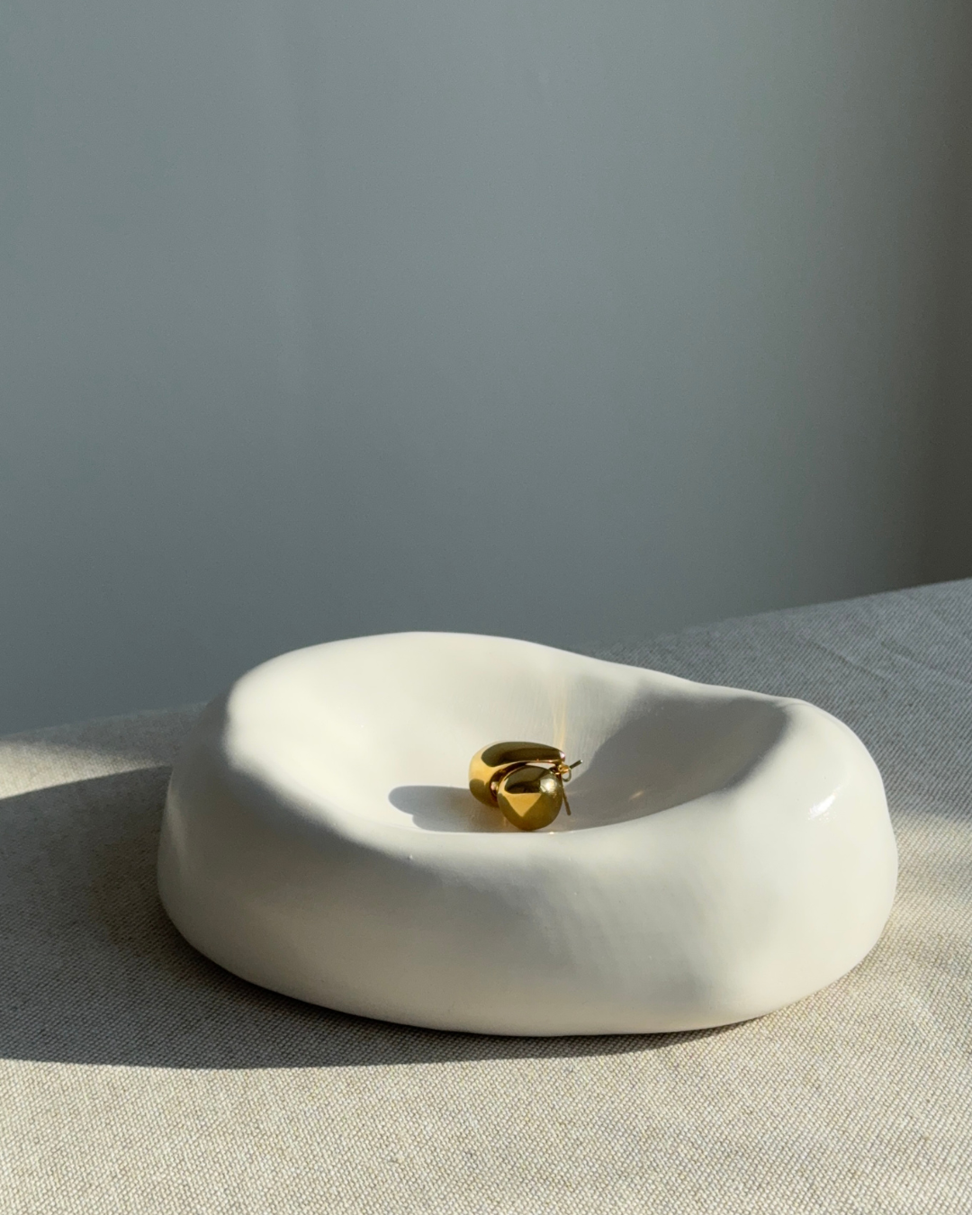 hand-poured eco-resin dish, modern jewelry tray, sculptural home decor piece, soft vanilla color, glossy glaze finish, minimalist decorative tray, functional dish for essentials, high-quality resin home accessories, versatile storage tray for keys, rings, or small items, contemporary decorative object for living room or bedroom, unique home decor piece, eco-friendly storage dish, premium quality resin tray, elegant and refined home accent, stylish and functional tray for home organization, ginaladeco