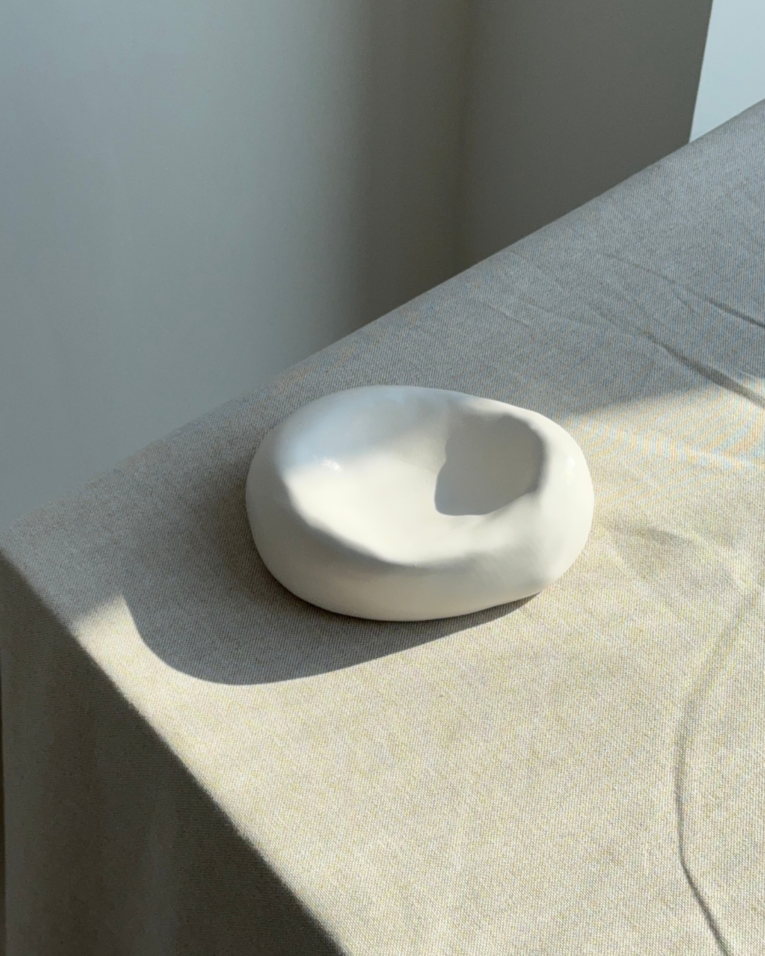 hand-poured eco-resin dish, modern jewelry tray, sculptural home decor piece, soft vanilla color, glossy glaze finish, minimalist decorative tray, functional dish for essentials, high-quality resin home accessories, versatile storage tray for keys, rings, or small items, contemporary decorative object for living room or bedroom, unique home decor piece, eco-friendly storage dish, premium quality resin tray, elegant and refined home accent, stylish and functional tray for home organization, ginaladeco