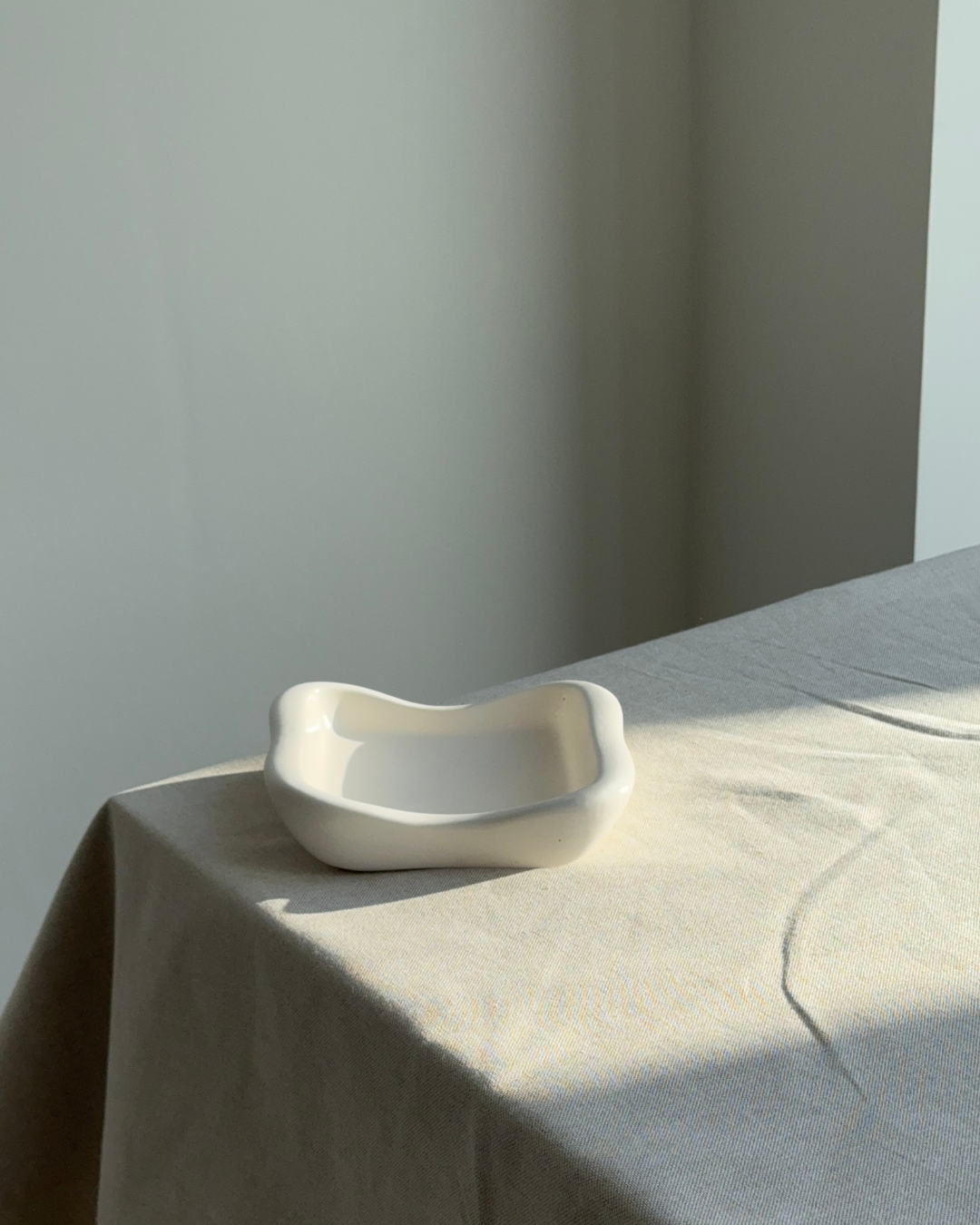 hand-poured eco-resin dish, square jewelry dish, minimalist storage tray, vanilla color with glossy glaze finish, modern decorative dish for personal items, stylish catch-all tray for keys and rings, functional home decor, premium resin dish for small accessories, high-quality resin home decor, unique dish for home organization, contemporary design for living room or bedroom, eco-friendly resin tray, elegant home decor for modern homes, handmade storage solution, thoughtful gift idea, ginaladeco