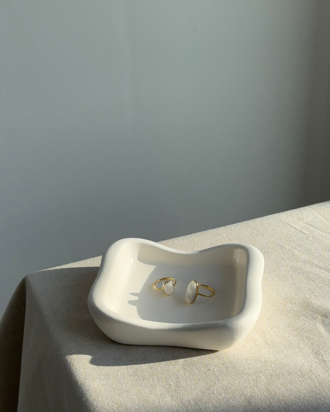 hand-poured eco-resin dish, square jewelry dish, minimalist storage tray, vanilla color with glossy glaze finish, modern decorative dish for personal items, stylish catch-all tray for keys and rings, functional home decor, premium resin dish for small accessories, high-quality resin home decor, unique dish for home organization, contemporary design for living room or bedroom, eco-friendly resin tray, elegant home decor for modern homes, handmade storage solution, thoughtful gift idea, ginaladeco