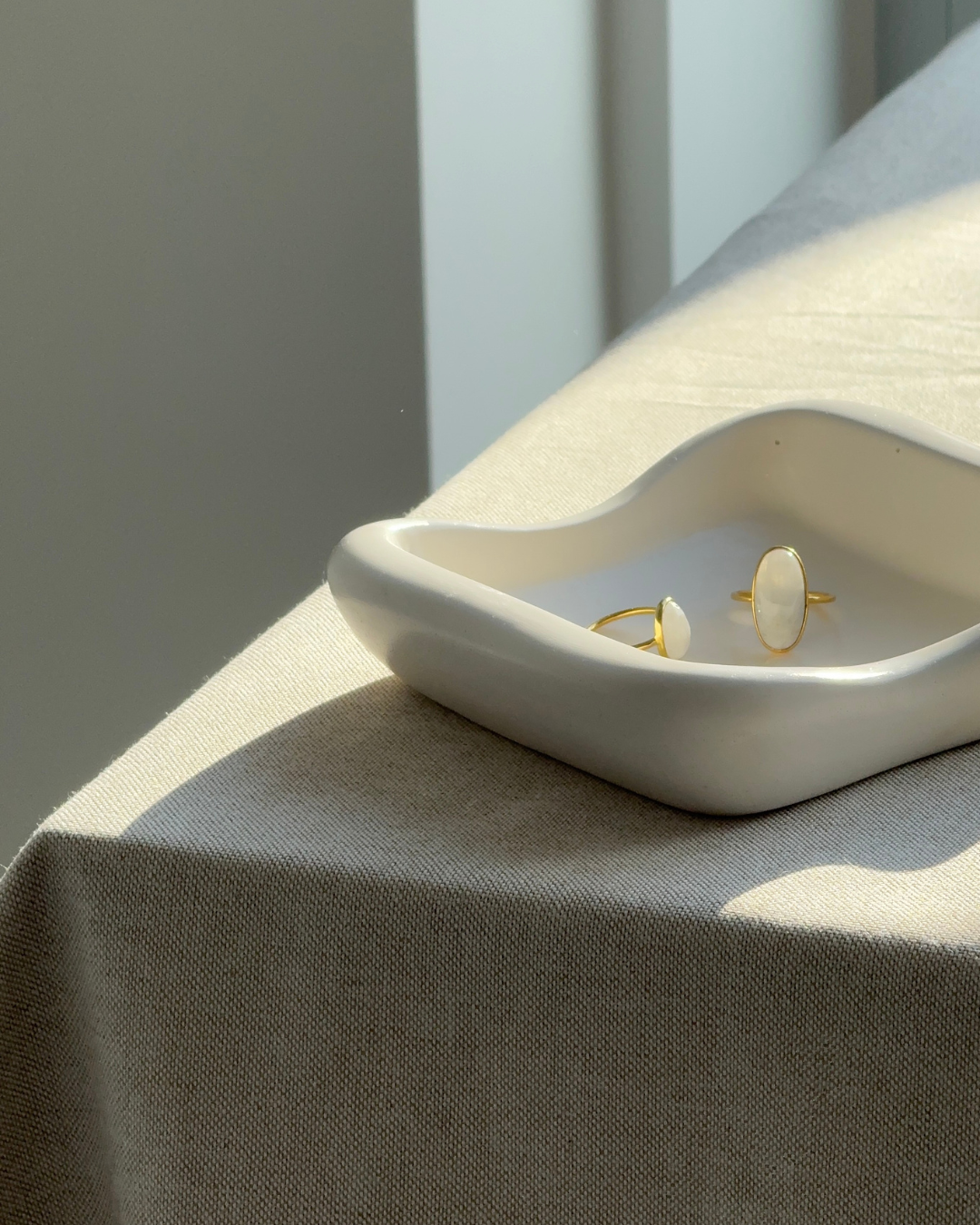 hand-poured eco-resin dish, square jewelry dish, minimalist storage tray, vanilla color with glossy glaze finish, modern decorative dish for personal items, stylish catch-all tray for keys and rings, functional home decor, premium resin dish for small accessories, high-quality resin home decor, unique dish for home organization, contemporary design for living room or bedroom, eco-friendly resin tray, elegant home decor for modern homes, handmade storage solution, thoughtful gift idea, ginaladeco