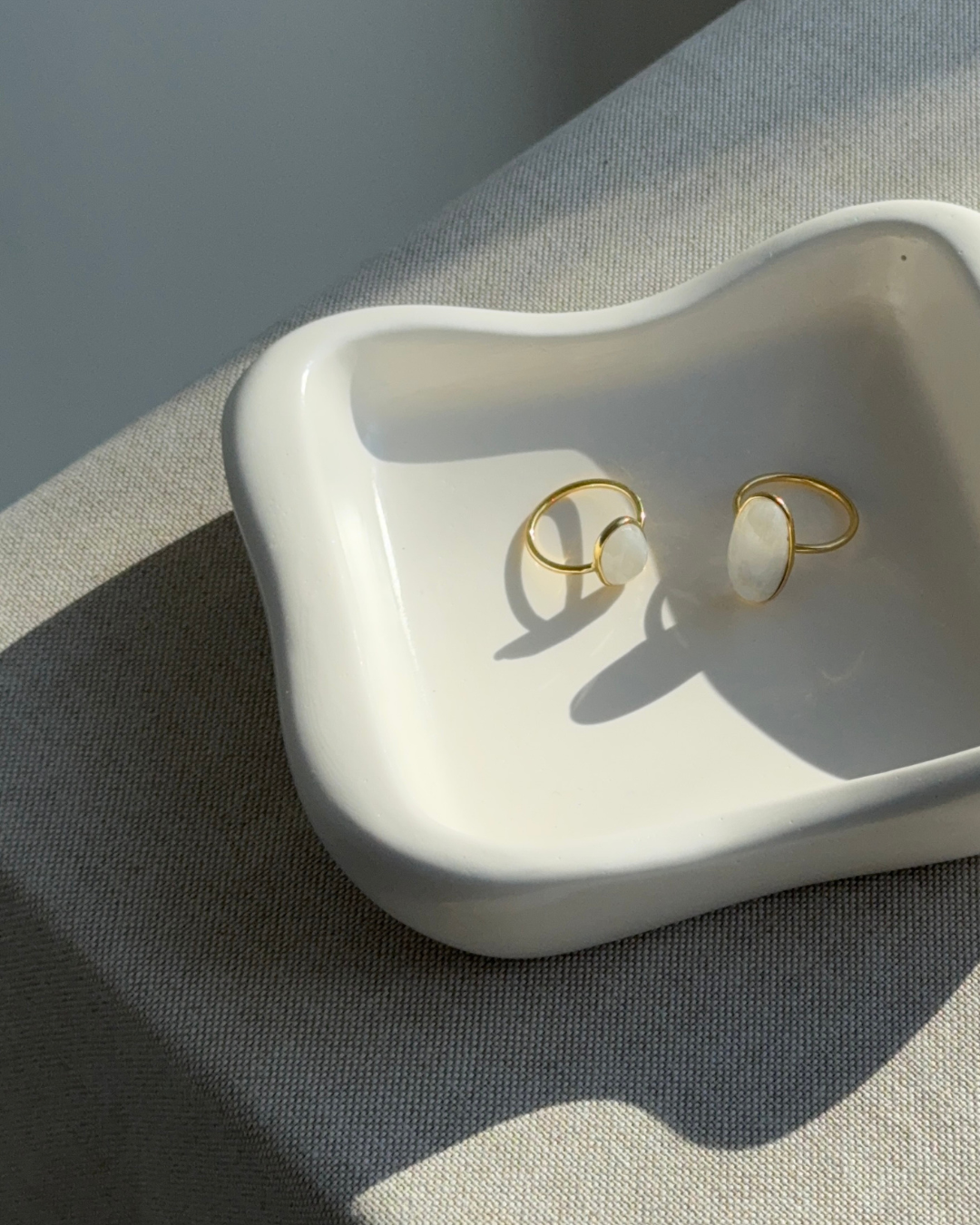 hand-poured eco-resin dish, square jewelry dish, minimalist storage tray, vanilla color with glossy glaze finish, modern decorative dish for personal items, stylish catch-all tray for keys and rings, functional home decor, premium resin dish for small accessories, high-quality resin home decor, unique dish for home organization, contemporary design for living room or bedroom, eco-friendly resin tray, elegant home decor for modern homes, handmade storage solution, thoughtful gift idea, ginaladeco