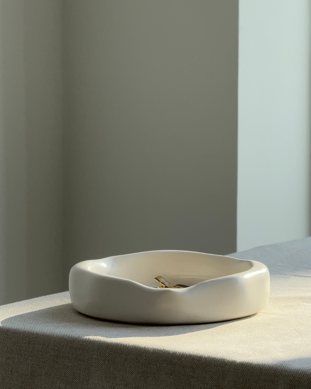 hand-poured eco-resin dish, minimalist round dish with glossy glaze, soft vanilla color, unique asymmetrical design, modern decorative tray for small items, stylish catch-all tray for keys and jewelry, functional home decor, premium quality resin tray, versatile dish for organizing accessories, high-quality eco-resin home decor, handmade decorative dish, contemporary decor for living room or office, elegant resin tray for modern homes, sustainable home accessories, chic storage dish, ginaladeco