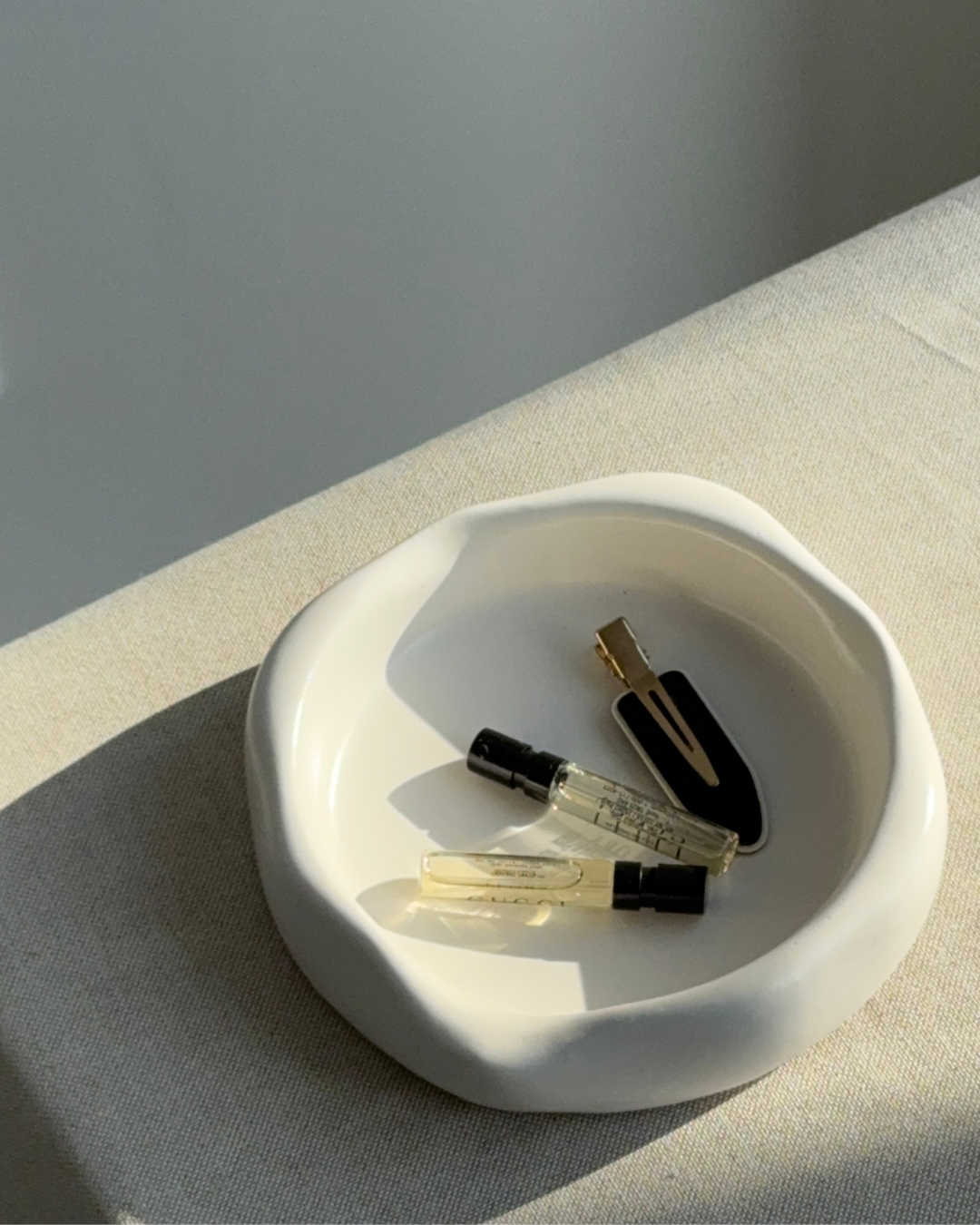 hand-poured eco-resin dish, minimalist round dish with glossy glaze, soft vanilla color, unique asymmetrical design, modern decorative tray for small items, stylish catch-all tray for keys and jewelry, functional home decor, premium quality resin tray, versatile dish for organizing accessories, high-quality eco-resin home decor, handmade decorative dish, contemporary decor for living room or office, elegant resin tray for modern homes, sustainable home accessories, chic storage dish, ginaladeco