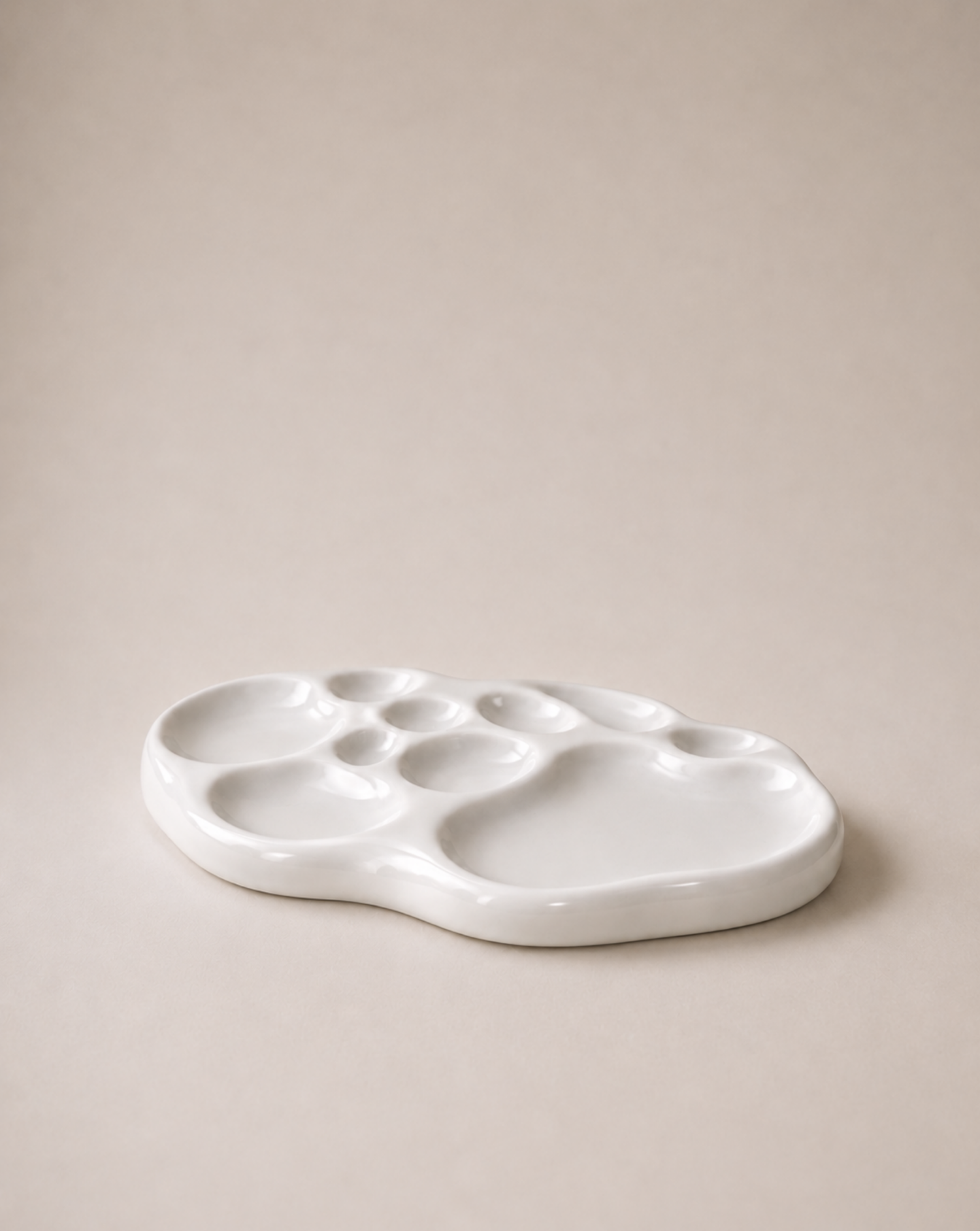 hand-poured eco-resin dish, minimalist round tray with glossy vanilla glaze, sculptural organizer for small items, functional and decorative dish for jewelry or keys, divided sections for home organization, modern home decor, premium quality resin dish, unique storage solution for office or living room, stylish catch-all tray, contemporary resin decor for modern homes, eco-friendly home accessories, high-quality decorative tray for small accessories, handmade storage dish, chic home organization, ginaladeco
