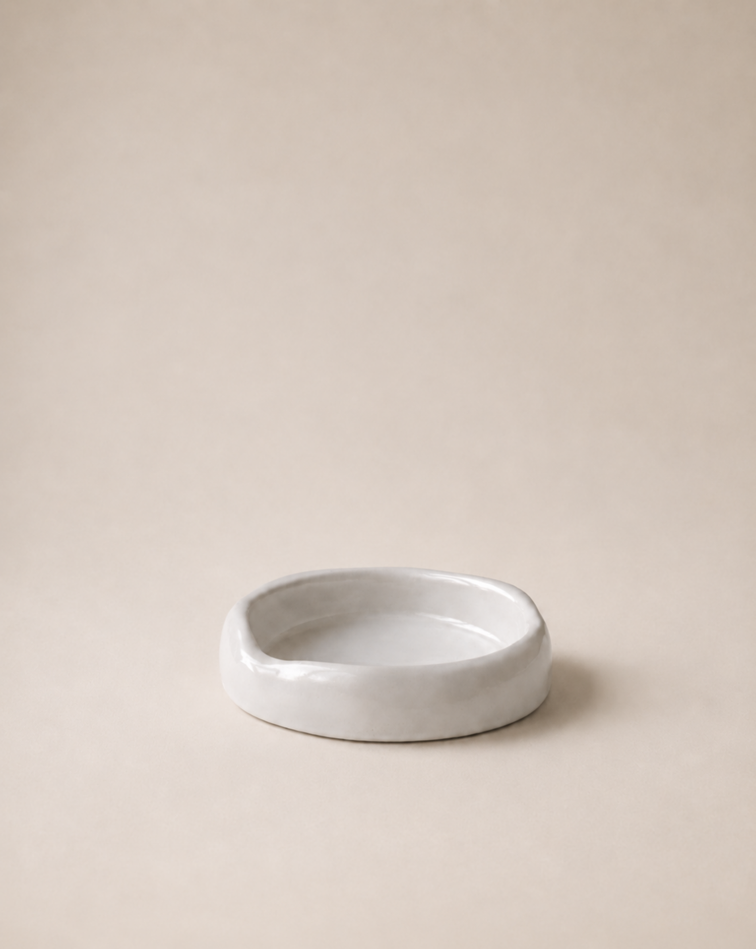 hand-poured eco-resin dish, minimalist round dish with glossy glaze, soft vanilla color, unique asymmetrical design, modern decorative tray for small items, stylish catch-all tray for keys and jewelry, functional home decor, premium quality resin tray, versatile dish for organizing accessories, high-quality eco-resin home decor, handmade decorative dish, contemporary decor for living room or office, elegant resin tray for modern homes, sustainable home accessories, chic storage dish, ginaladeco