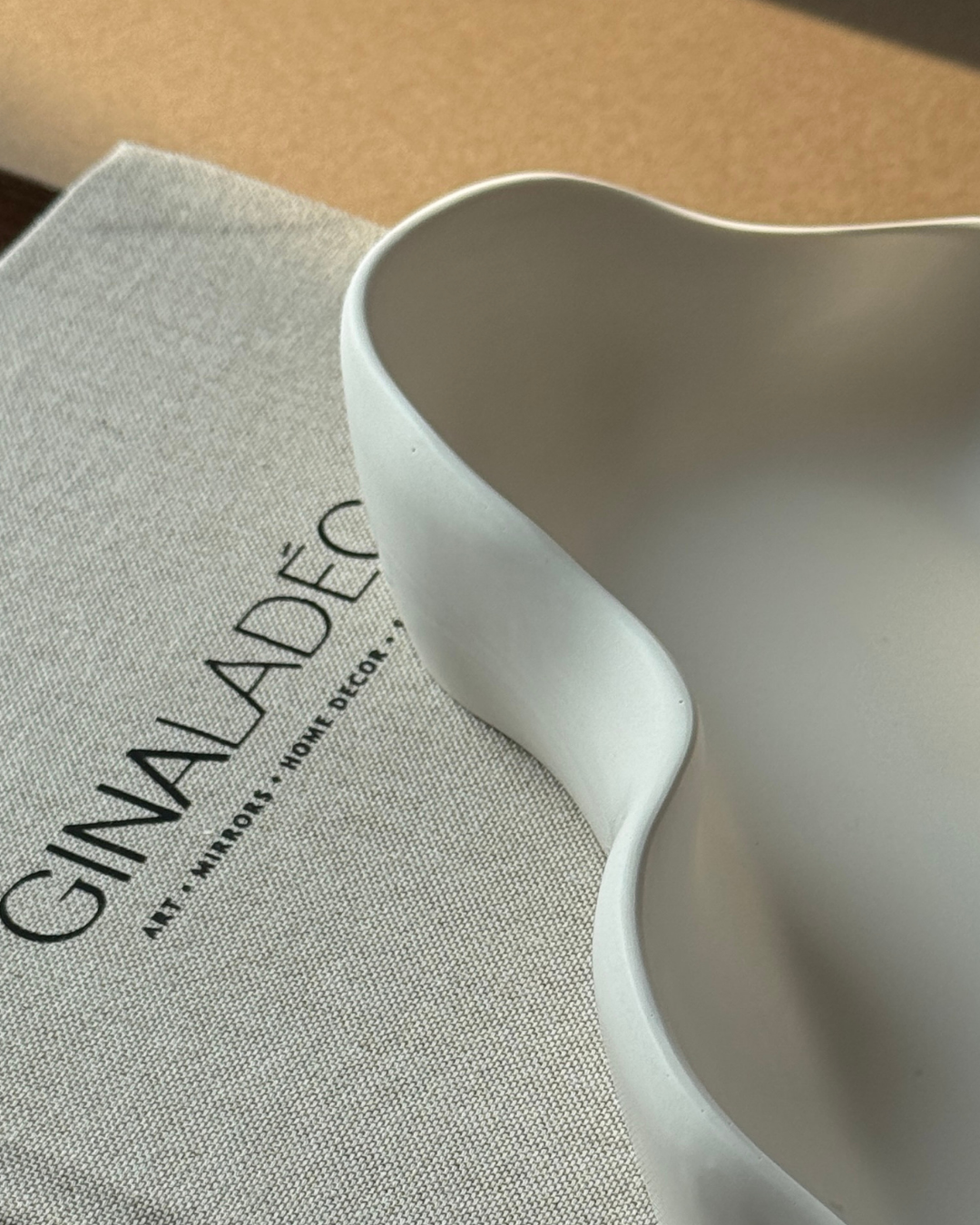 organic tray maxi, large sculptural tray, handmade resin decor, matte surface tray, modern home styling accessory, organic design platform, neutral display tray, artisan-made homeware, candle and jewelry holder, elegant statement piece, minimal design object, ginaladeco