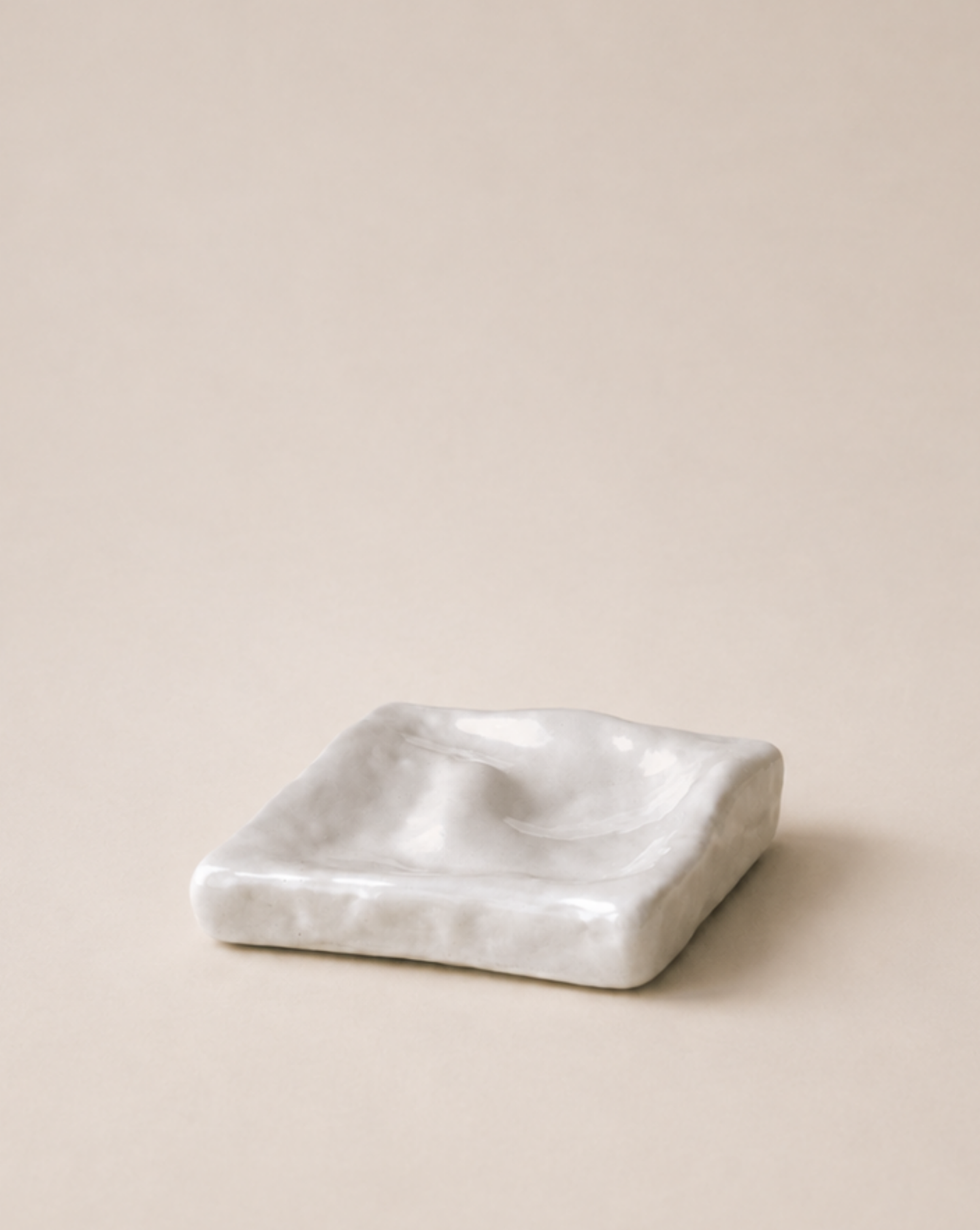 and-poured eco-resin dish, modern jewelry holder, minimalist catch-all dish, soft vanilla color with glossy glaze finish, sculptural home decor piece, functional storage dish for keys, rings, high-quality resin home accessories, versatile decorative tray, contemporary decor for living room or bedroom, unique home accent piece, eco-friendly storage solution, premium resin tray, handmade elegant dish for home organization, refined jewelry organizer, stylish and practical home decor, ginaladeco