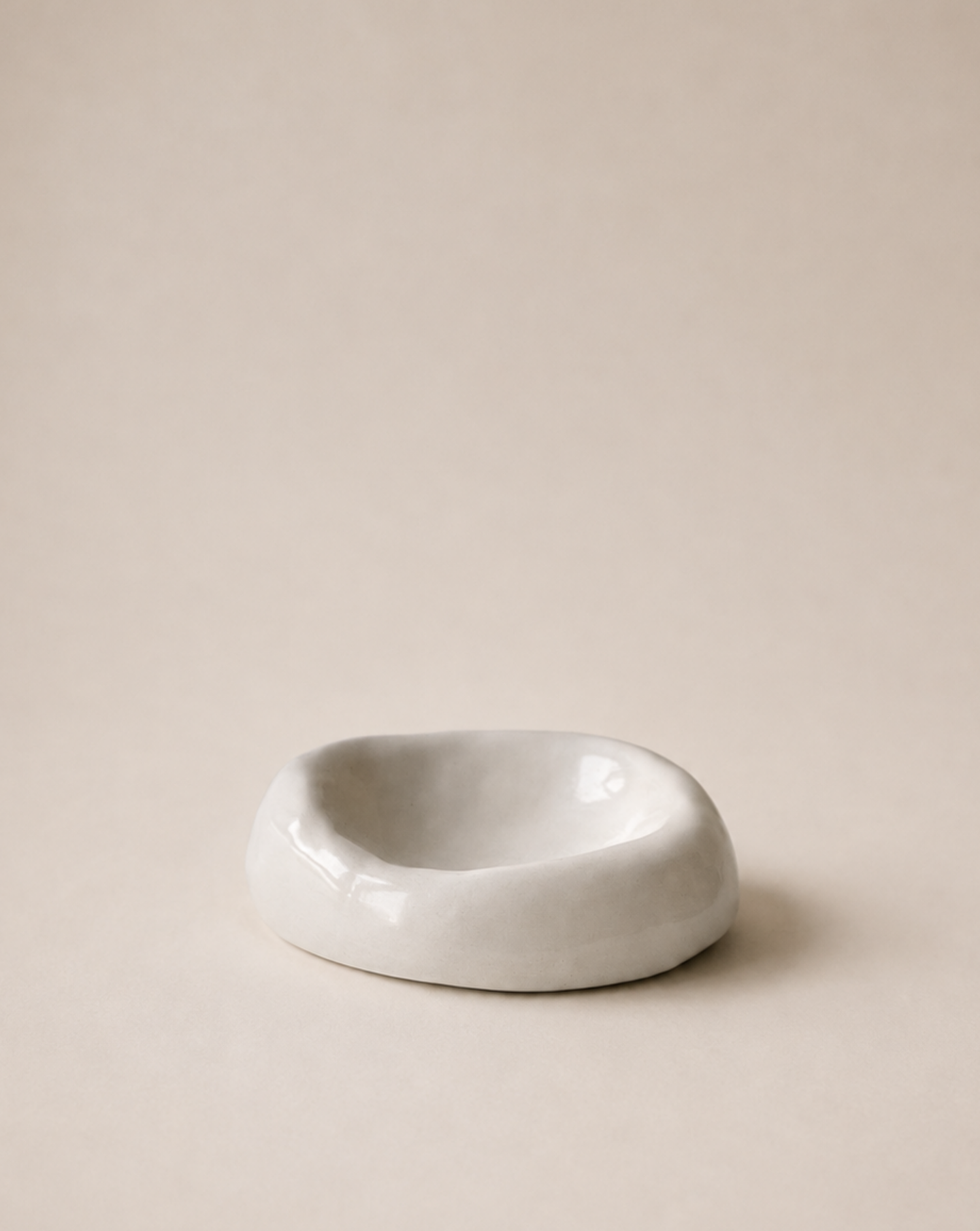 hand-poured eco-resin dish, modern jewelry tray, sculptural home decor piece, soft vanilla color, glossy glaze finish, minimalist decorative tray, functional dish for essentials, high-quality resin home accessories, versatile storage tray for keys, rings, or small items, contemporary decorative object for living room or bedroom, unique home decor piece, eco-friendly storage dish, premium quality resin tray, elegant and refined home accent, stylish and functional tray for home organization, ginaladeco