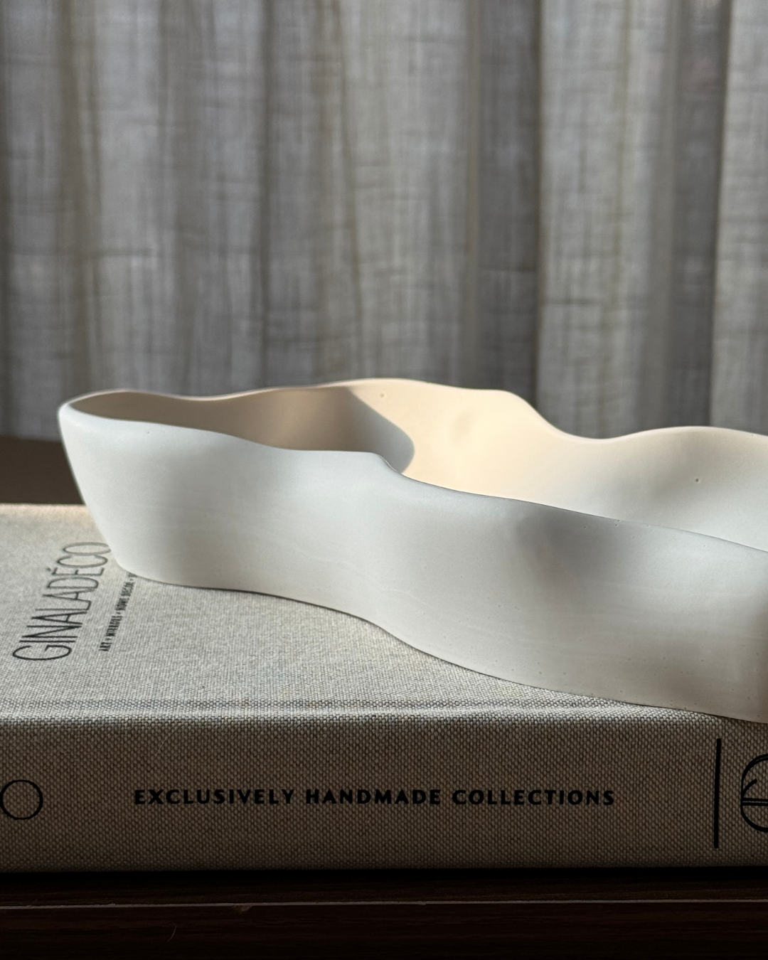 organic tray maxi, large sculptural tray, handmade resin decor, matte surface tray, modern home styling accessory, organic design platform, neutral display tray, artisan-made homeware, candle and jewelry holder, elegant statement piece, minimal design object, ginaladeco