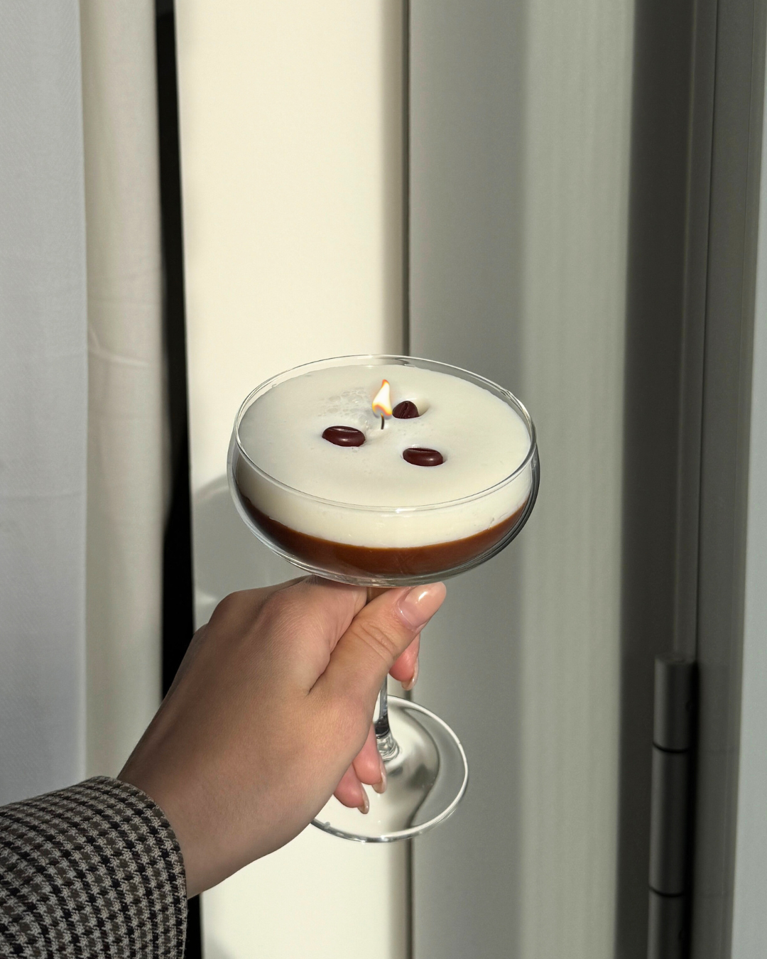 espresso martini candle, realistic cocktail candle, coffee candle, handmade candle netherlands, espresso martini kaars, candle gift netherlands, coffee scented candle, realistic drink candle, cocktail candle netherlands, decor candle, unique candle design, realistic candle art, handmade coffee candle, home decor candle, martini glass candle, soy wax candle, aesthetic candle netherlands, realistic cocktail decor, espresso candle, luxe kaars nederland, candle shop netherlands, artisan candle netherlands, cozy