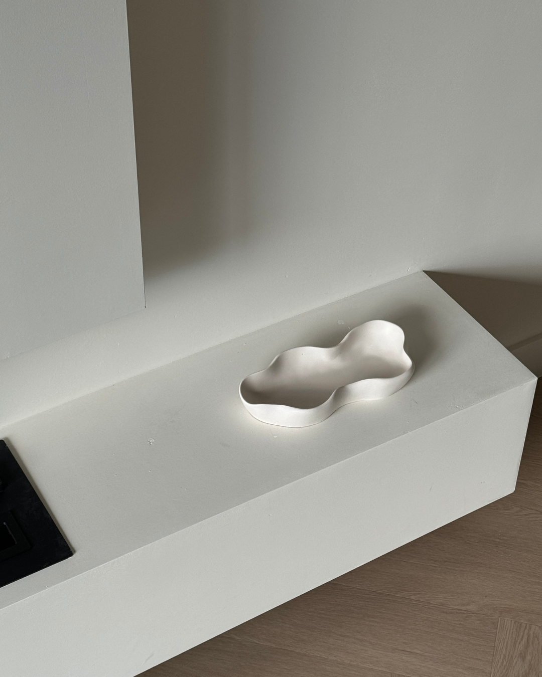 organic tray maxi, large sculptural tray, handmade resin decor, matte surface tray, modern home styling accessory, organic design platform, neutral display tray, artisan-made homeware, candle and jewelry holder, elegant statement piece, minimal design object, ginaladeco