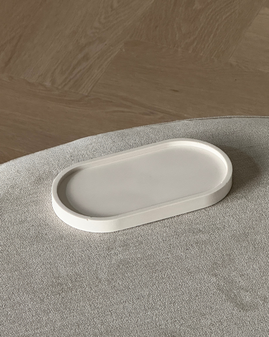 oval tray, minimal resin accessory, handmade neutral tray, soft curved form, elegant home styling piece, decorative dish for candles or jewelry, modern interior base, simple oval design, matte hand-poured finish, clean and sculptural decor, ginaladeco