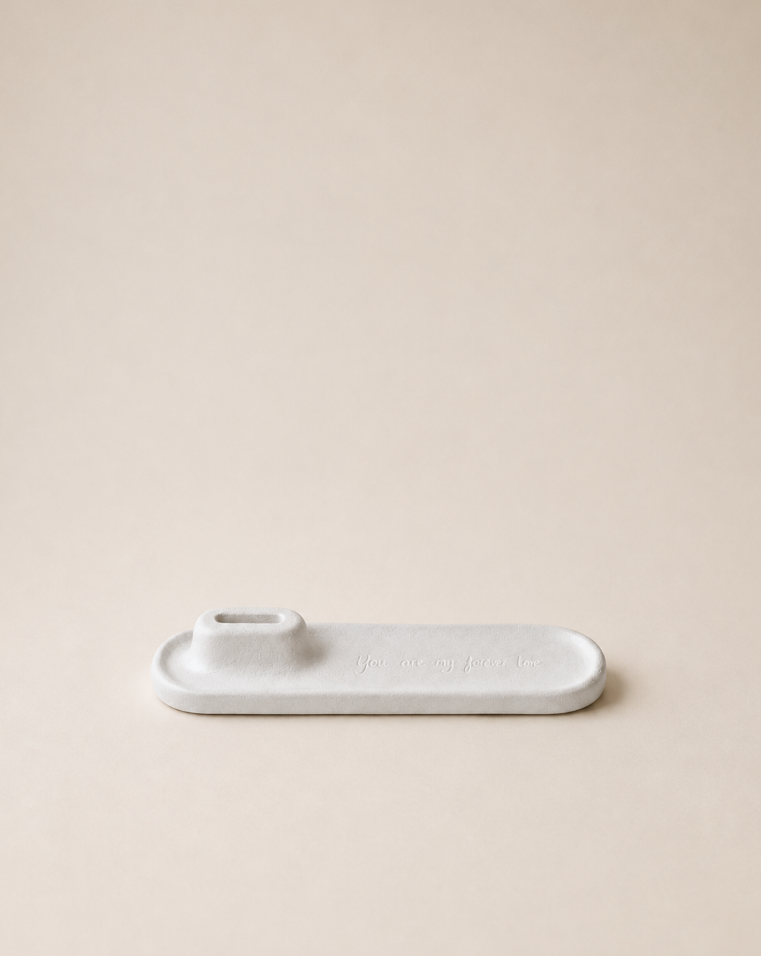 hand-poured eco-resin dish, modern jewelry tray, sculptural home decor piece, soft vanilla color, matte finish, minimalist decorative tray, functional dish for essentials, high-quality resin home accessories, versatile storage tray for keys, rings, or small items, contemporary decorative object for living room or bedroom, unique home decor piece, eco-friendly storage dish, premium quality resin tray, elegant and refined home accent, stylish and functional tray for home organization, ginaladeco