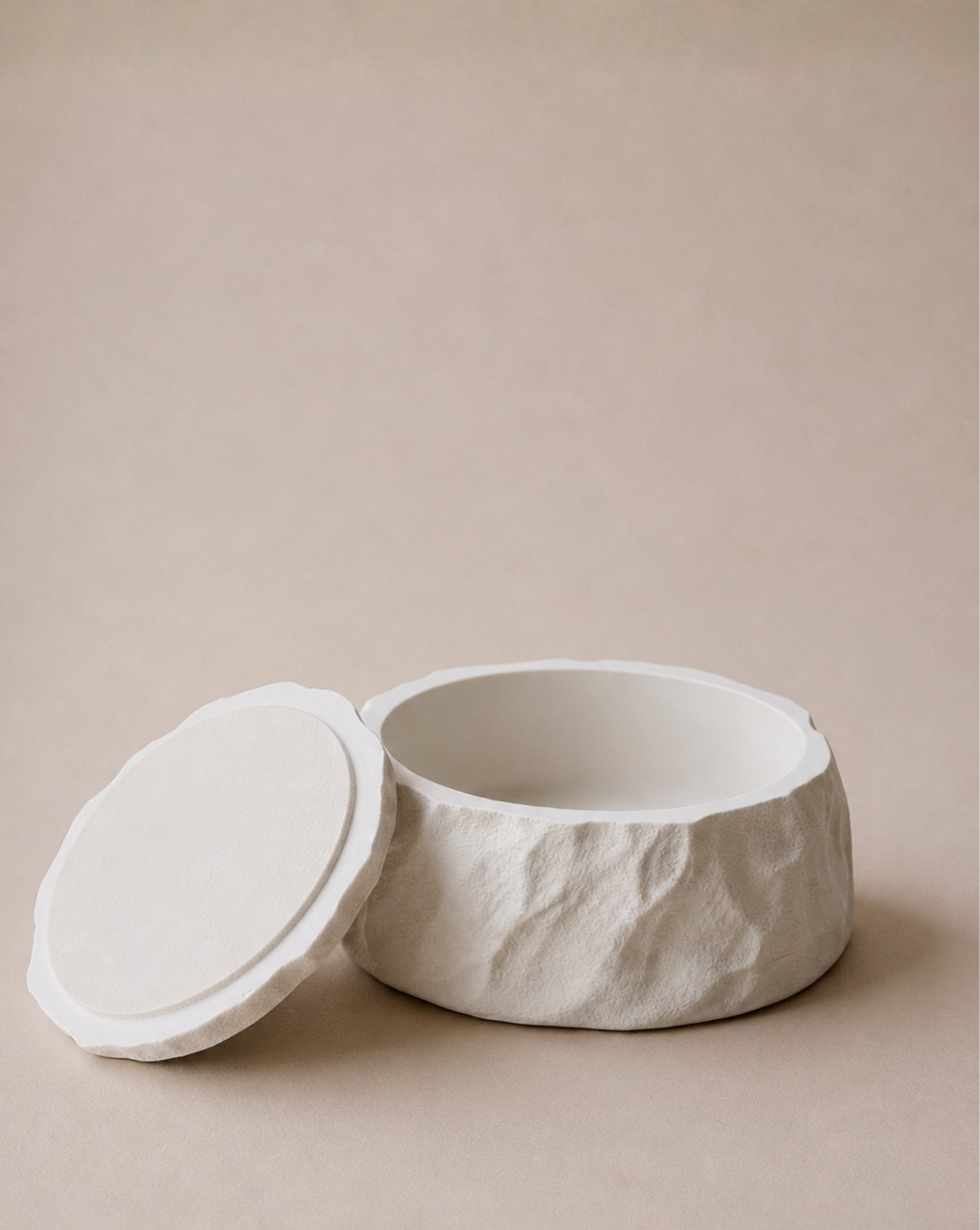 hand-poured eco-resin dish, modern jewelry tray, sculptural home decor piece, soft vanilla color, matte finish, minimalist decorative tray, functional dish for essentials, high-quality resin home accessories, versatile storage tray for keys, rings, or small items, contemporary decorative object for living room or bedroom, unique home decor piece, eco-friendly storage dish, premium quality resin tray, elegant and refined home accent, stylish and functional tray for home organization, ginaladeco, jewelry rebo