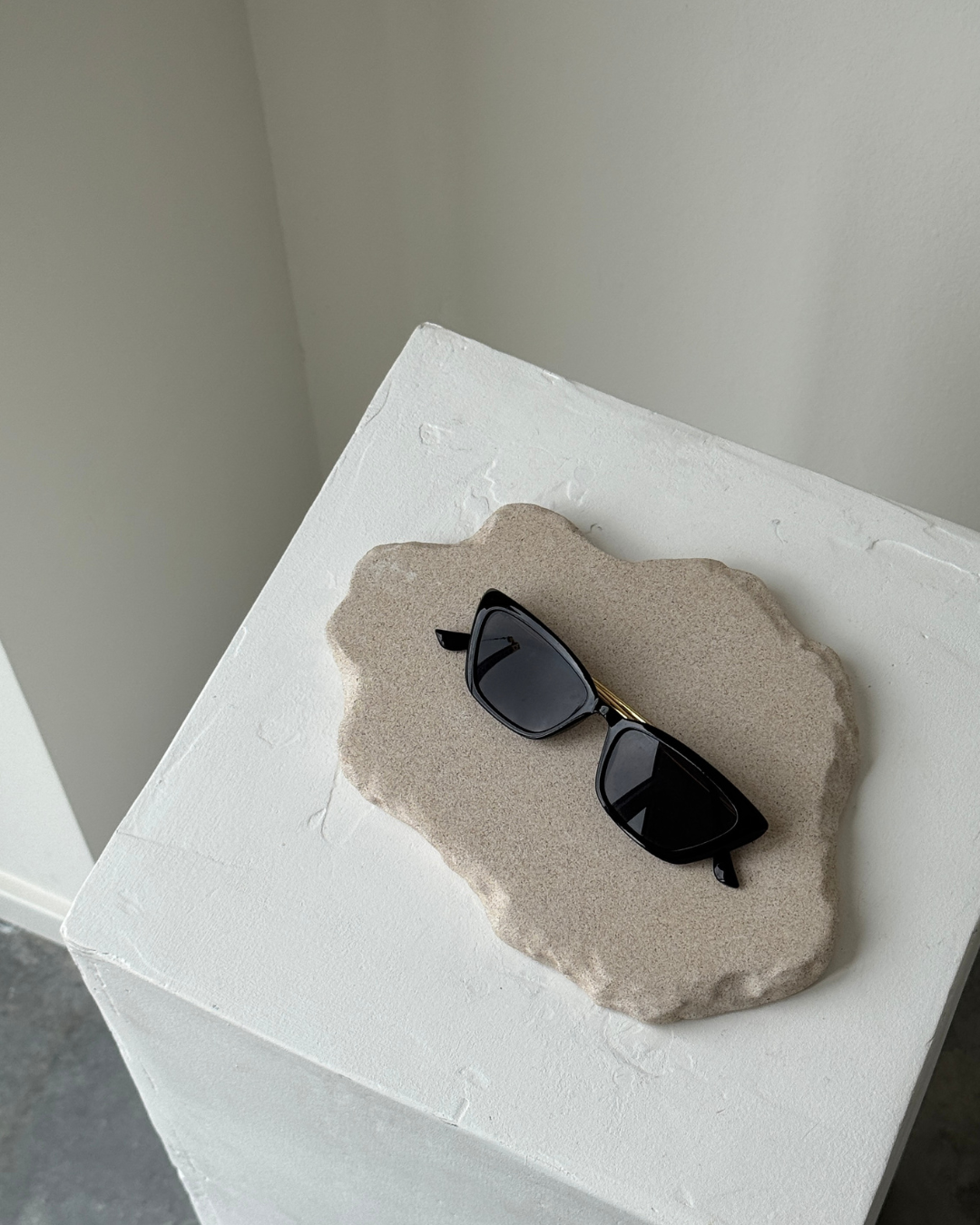 hand-poured micro concrete platter, minimalist serving tray, modern concrete decor, almond beige stone-look finish, versatile decorative tray for everyday objects, functional home decor piece, stylish tray for living room or office, high-quality concrete home accessories, sculptural centerpiece for table or countertop, eco-friendly concrete tray, premium quality home decor, unique serving platter for kitchen or dining room, handmade tray, organization, bold decorative piece for modern homes, ginaladeco