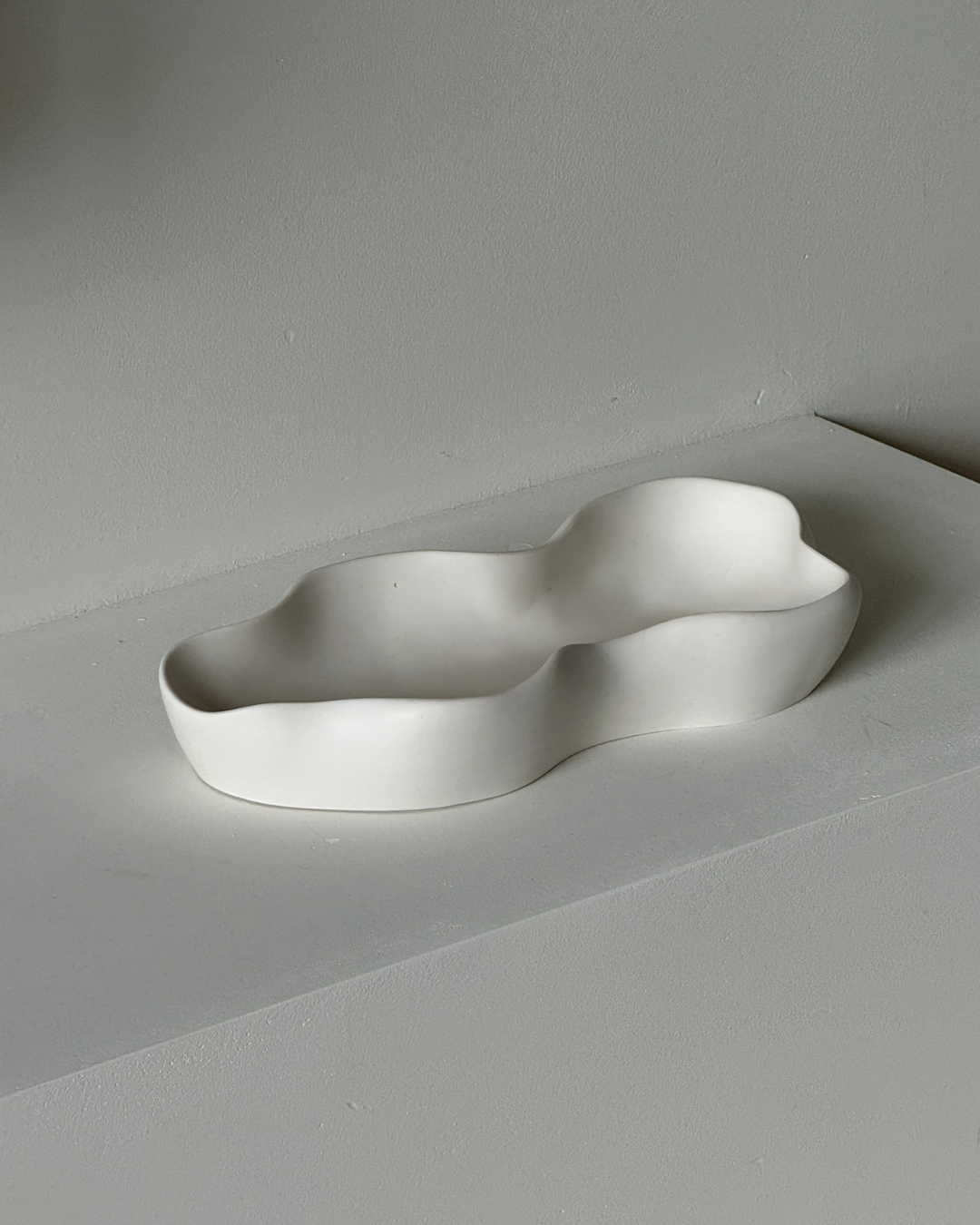 organic tray maxi, large sculptural tray, handmade resin decor, matte surface tray, modern home styling accessory, organic design platform, neutral display tray, artisan-made homeware, candle and jewelry holder, elegant statement piece, minimal design object, ginaladeco