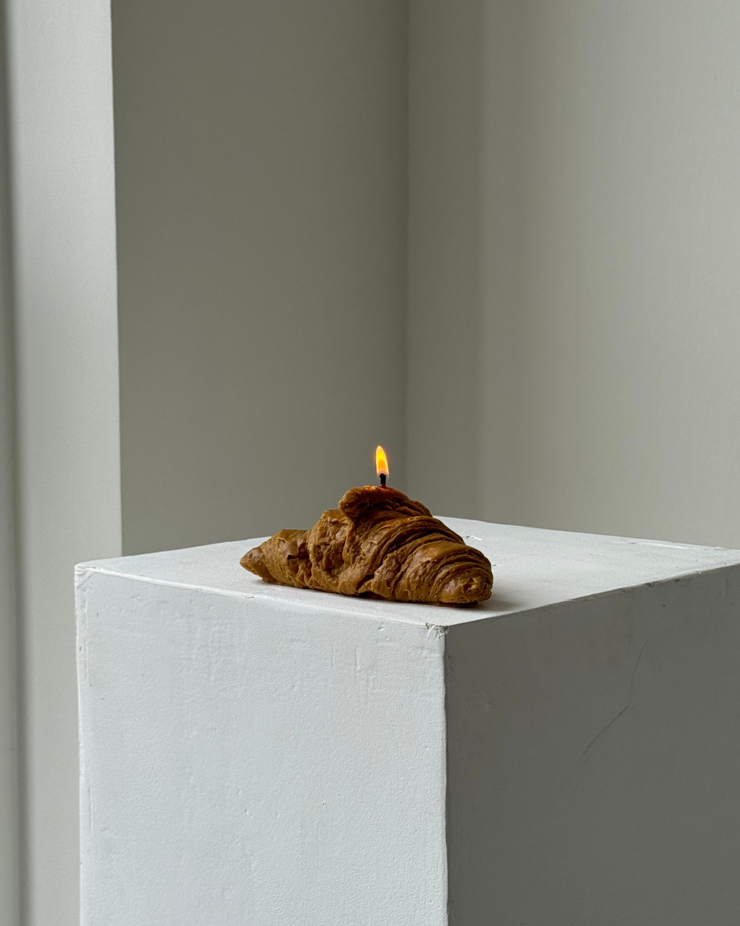 handmade scented candle, soy wax candle, croissant scented candle, vanilla pastry fragrance, bakery scent candle, eco-friendly candle with cotton wick, luxury home decor candle, clean burn candle, unique gift candle, plastic-free packaging, sustainable candles, high-quality scented candles, gift-ready candle, cozy home decor, artisanal candles, long-lasting scented candles, premium soy candles, perfect for home fragrance, Parisian bakery aroma, ginaladeco
