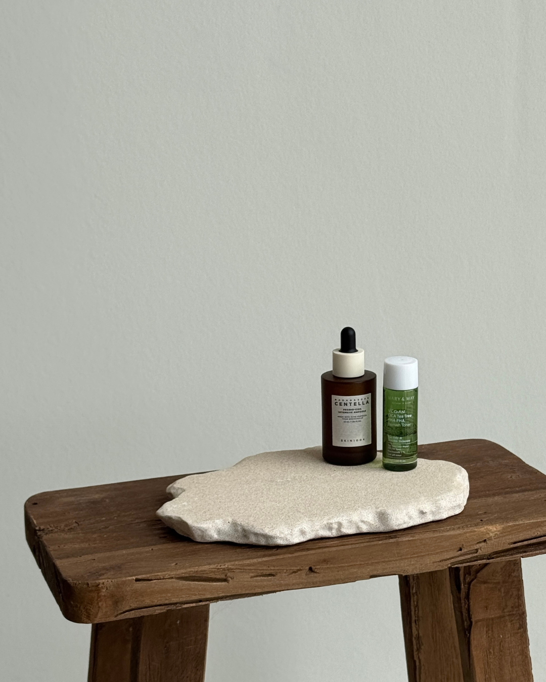hand-poured micro concrete platter, minimalist serving tray, modern concrete decor, almond beige stone-look finish, versatile decorative tray for everyday objects, functional home decor piece, stylish tray for living room or office, high-quality concrete home accessories, sculptural centerpiece for table or countertop, eco-friendly concrete tray, premium quality home decor, unique serving platter for kitchen or dining room, handmade tray, organization, bold decorative piece for modern homes, ginaladeco