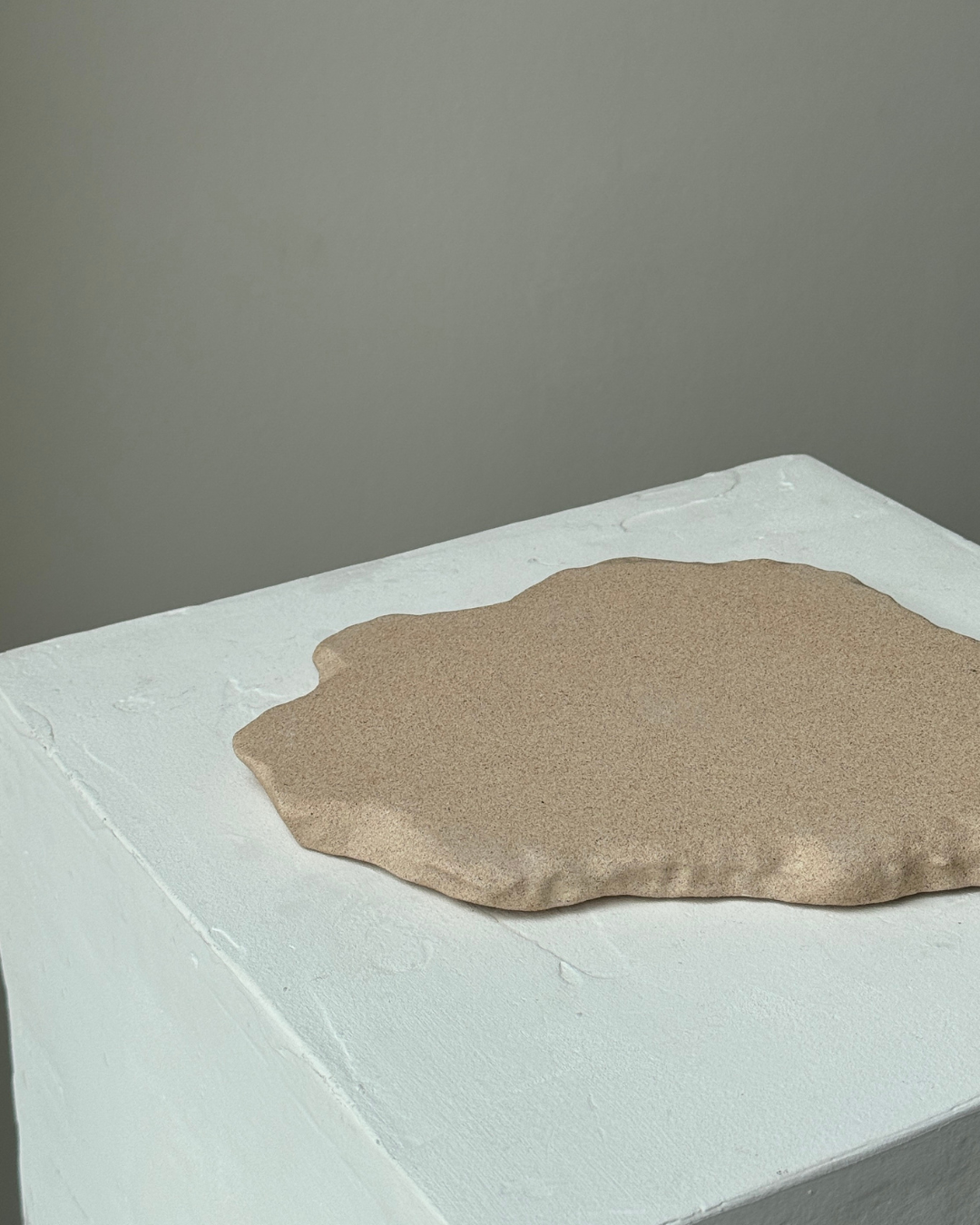 hand-poured micro concrete platter, minimalist serving tray, modern concrete decor, almond beige stone-look finish, versatile decorative tray for everyday objects, functional home decor piece, stylish tray for living room or office, high-quality concrete home accessories, sculptural centerpiece for table or countertop, eco-friendly concrete tray, premium quality home decor, unique serving platter for kitchen or dining room, handmade tray, organization, bold decorative piece for modern homes, ginaladeco