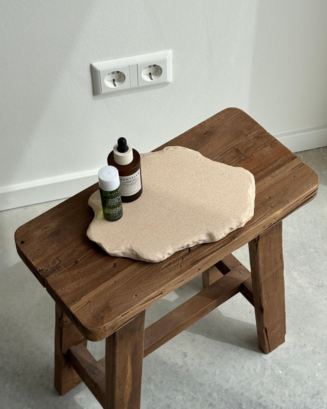 hand-poured micro concrete platter, minimalist serving tray, modern concrete decor, almond beige stone-look finish, versatile decorative tray for everyday objects, functional home decor piece, stylish tray for living room or office, high-quality concrete home accessories, sculptural centerpiece for table or countertop, eco-friendly concrete tray, premium quality home decor, unique serving platter for kitchen or dining room, handmade tray, organization, bold decorative piece for modern homes, ginaladeco