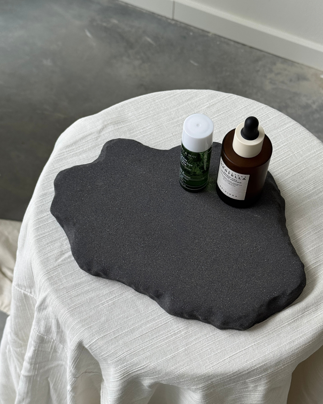 hand-poured micro concrete platter, minimalist serving tray, modern concrete decor, almond beige stone-look finish, versatile decorative tray for everyday objects, functional home decor piece, stylish tray for living room or office, high-quality concrete home accessories, sculptural centerpiece for table or countertop, eco-friendly concrete tray, premium quality home decor, unique serving platter for kitchen or dining room, handmade tray, organization, bold decorative piece for modern homes, ginaladeco