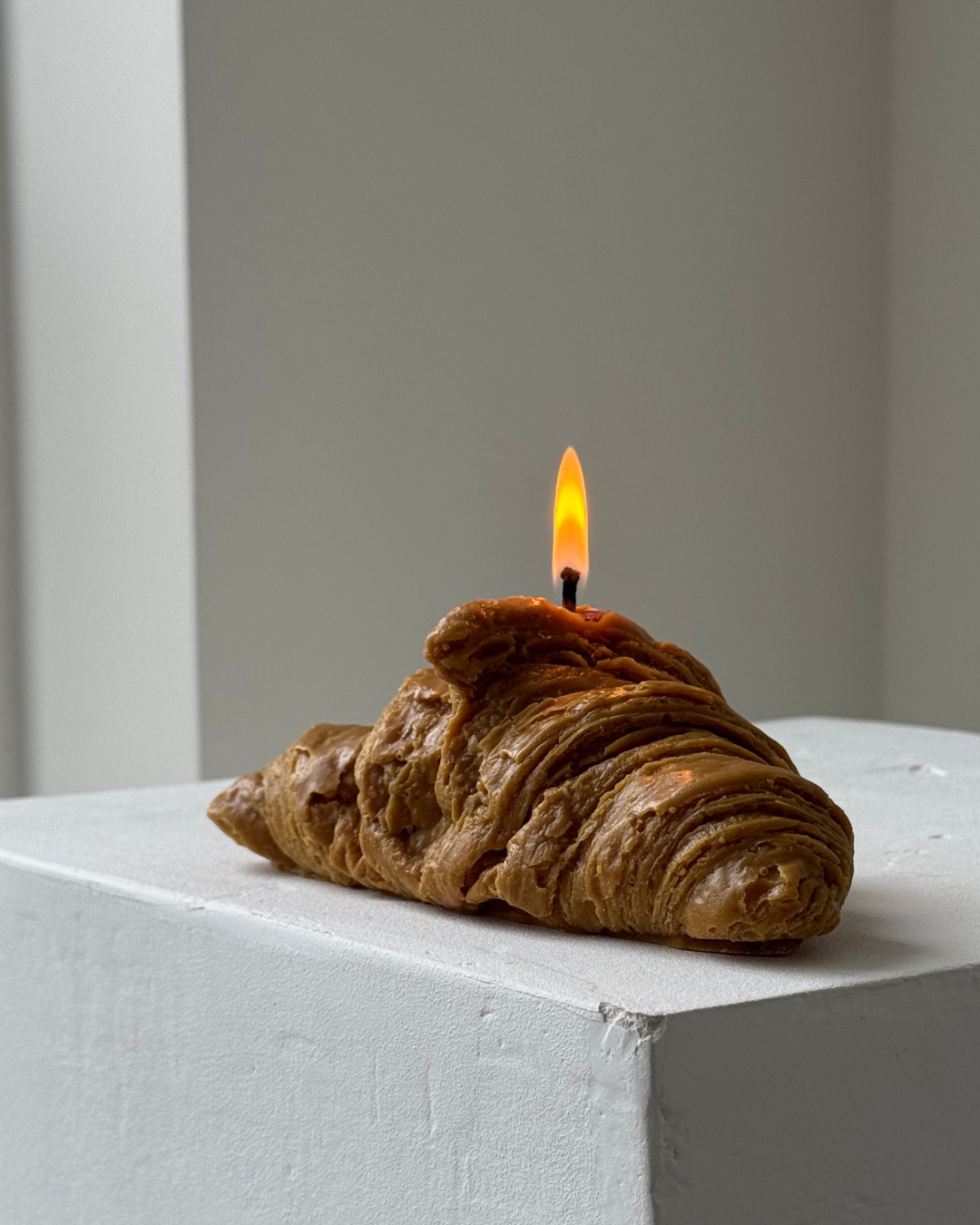 handmade scented candle, soy wax candle, croissant scented candle, vanilla pastry fragrance, bakery scent candle, eco-friendly candle with cotton wick, luxury home decor candle, clean burn candle, unique gift candle, plastic-free packaging, sustainable candles, high-quality scented candles, gift-ready candle, cozy home decor, artisanal candles, long-lasting scented candles, premium soy candles, perfect for home fragrance, Parisian bakery aroma, ginaladeco