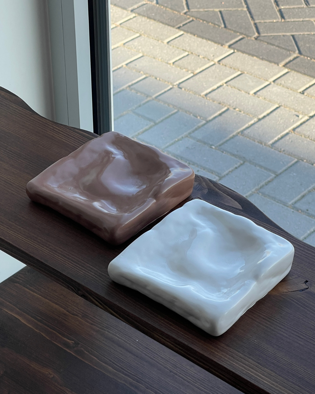 and-poured eco-resin dish, modern jewelry holder, minimalist catch-all dish, rich chocolate color with glossy glaze finish, sculptural home decor piece, functional storage dish for keys, rings, high-quality resin home accessories, versatile decorative tray, contemporary decor for living room or bedroom, unique home accent piece, eco-friendly storage solution, premium resin tray, handmade elegant dish for home organization, refined jewelry organizer, stylish and practical home decor, ginaladeco