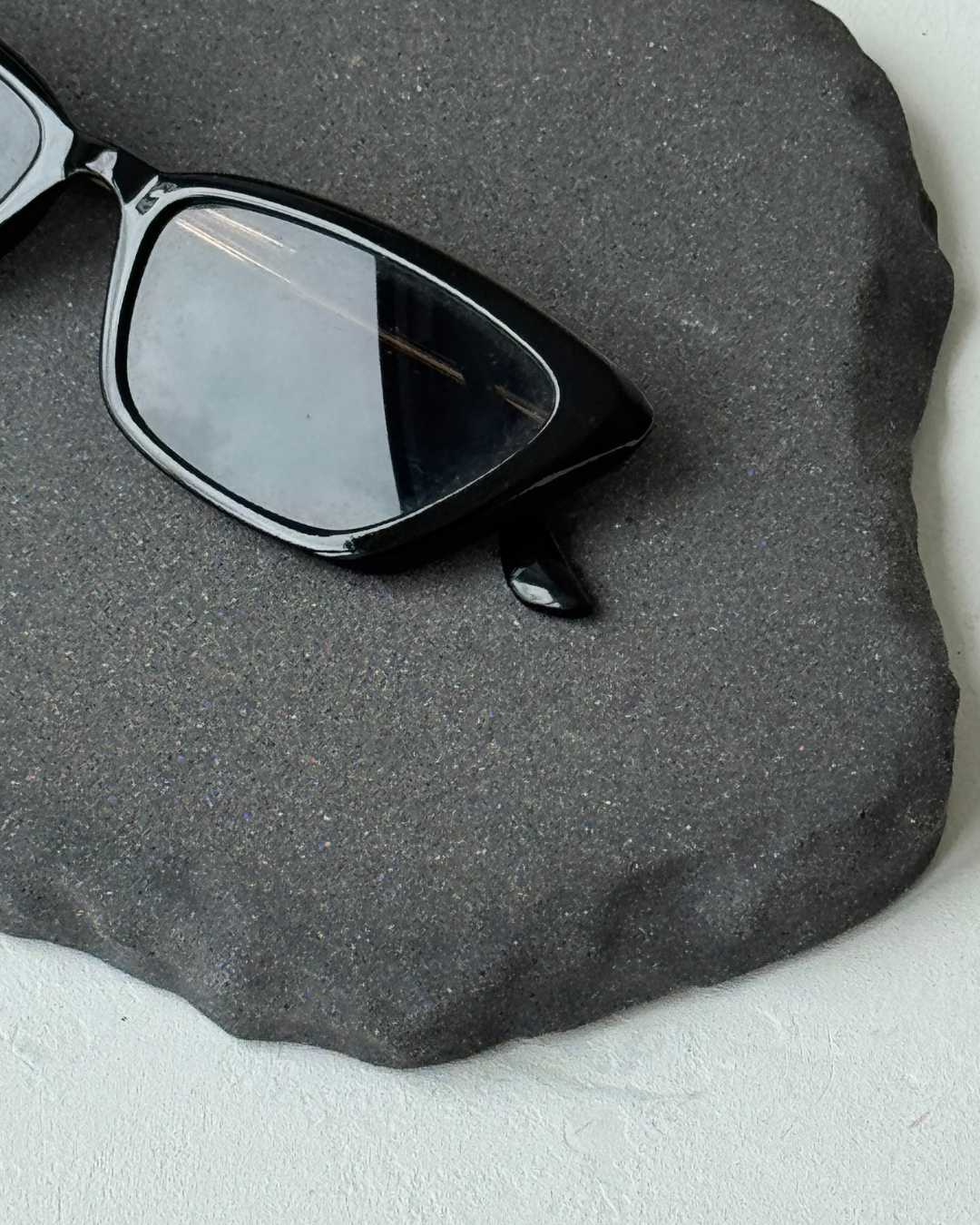 hand-poured micro concrete platter, minimalist serving tray, modern concrete decor, almond beige stone-look finish, versatile decorative tray for everyday objects, functional home decor piece, stylish tray for living room or office, high-quality concrete home accessories, sculptural centerpiece for table or countertop, eco-friendly concrete tray, premium quality home decor, unique serving platter for kitchen or dining room, handmade tray, organization, bold decorative piece for modern homes, ginaladeco