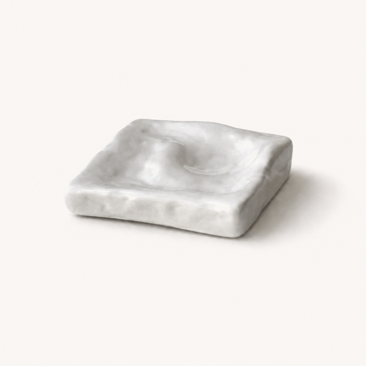 and-poured eco-resin dish, modern jewelry holder, minimalist catch-all dish, soft vanilla color with glossy glaze finish, sculptural home decor piece, functional storage dish for keys, rings, high-quality resin home accessories, versatile decorative tray, contemporary decor for living room or bedroom, unique home accent piece, eco-friendly storage solution, premium resin tray, handmade elegant dish for home organization, refined jewelry organizer, stylish and practical home decor, ginaladeco