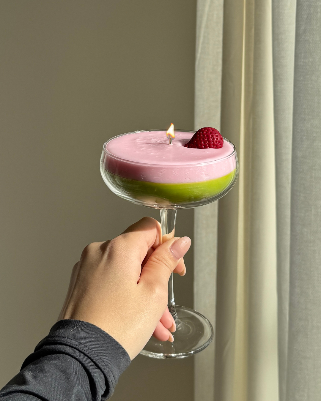 strawberry matcha martini candle, realistic cocktail candle, matcha candle, strawberry candle, handmade candle netherlands, fruit scented candle, realistic drink candle, cocktail candle netherlands, decor candle, unique candle design, realistic candle art, handmade matcha candle, home decor candle, martini glass candle, soy wax candle, aesthetic candle netherlands, realistic cocktail decor, luxe kaars nederland, artisan candle netherlands, cozy home candle, kaars cadeau, realistic strawberry matcha drink ca