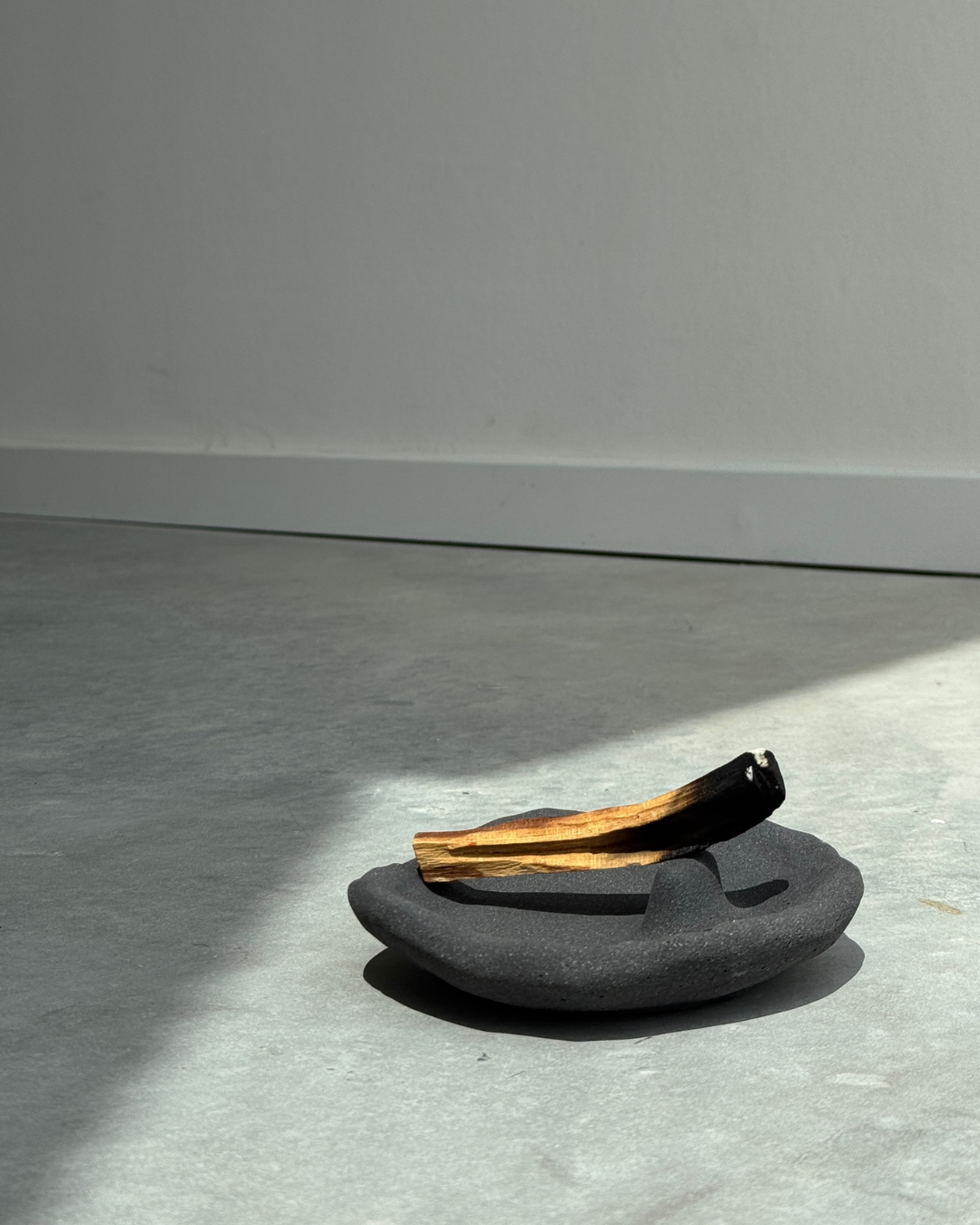 hand-poured micro concrete palo santo dish, modern stone-look finish, minimalist decor for palo santo burning, functional and sculptural home decor, almond beige color, elevated rest for palo santo stick, eco-friendly concrete dish, unique incense holder, contemporary decor for living room or meditation space, high-quality concrete home accessory, handmade dish for spiritual practices, versatile decorative object, premium concrete art piece, stylish and functional gift for wellness lovers, ginaladeco