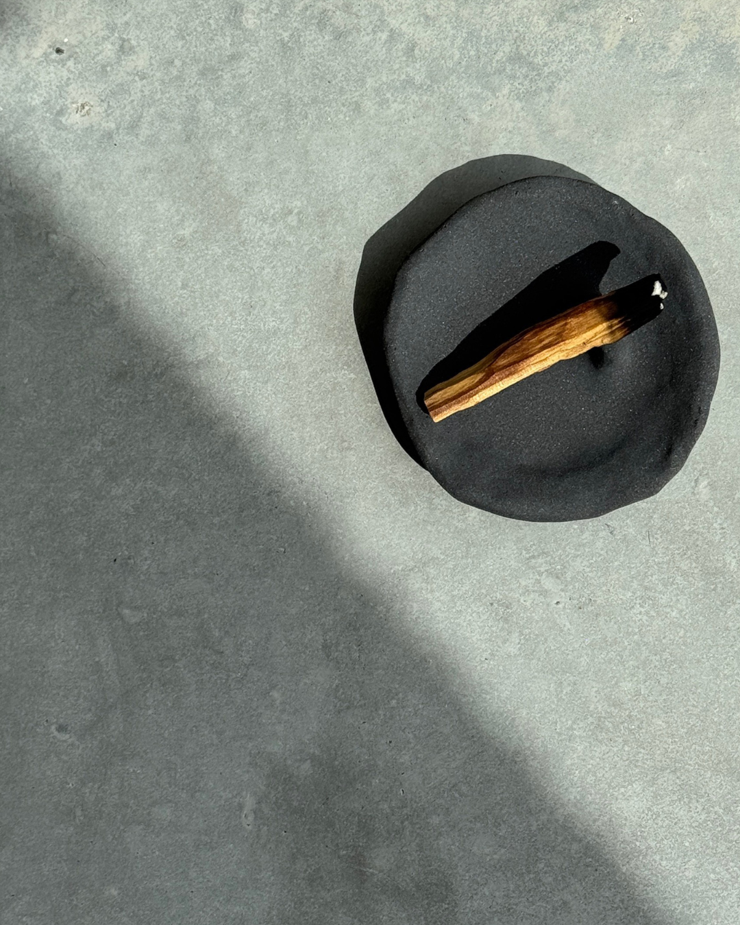 hand-poured micro concrete palo santo dish, modern stone-look finish, minimalist decor for palo santo burning, functional and sculptural home decor, almond beige color, elevated rest for palo santo stick, eco-friendly concrete dish, unique incense holder, contemporary decor for living room or meditation space, high-quality concrete home accessory, handmade dish for spiritual practices, versatile decorative object, premium concrete art piece, stylish and functional gift for wellness lovers, ginaladeco