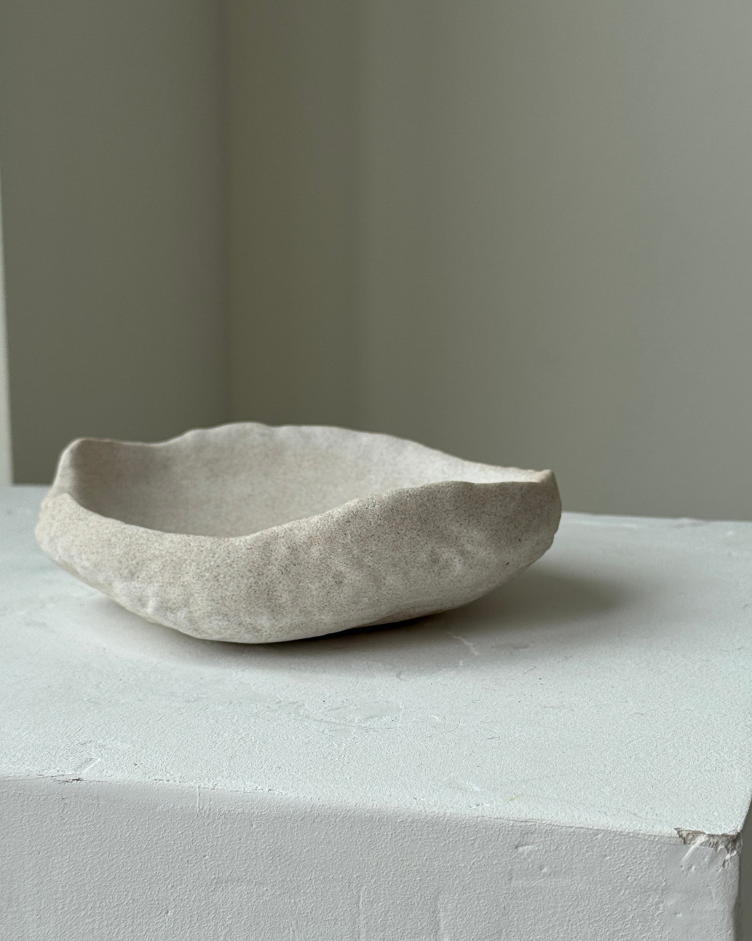 modern concrete sculpture, minimalist home decor, decorative sculpture for jewelry, unique home accent piece, functional art sculpture, storage sculpture for small items, contemporary concrete decor, eco-friendly home accessories, versatile home decor, stylish organizer for rings and keys, high-quality concrete art, sculptural design for living room or office, premium concrete sculpture, handmade decorative piece for modern homes, chic storage solution, thoughtful gift idea, ginaladeco