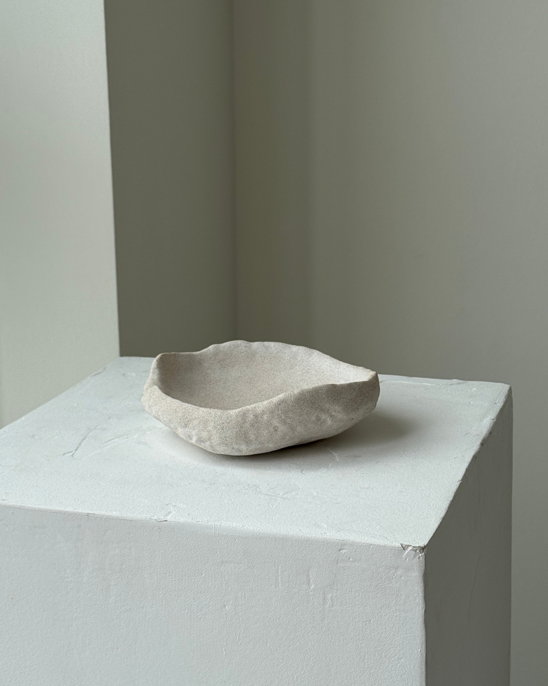 modern concrete sculpture, minimalist home decor, decorative sculpture for jewelry, unique home accent piece, functional art sculpture, storage sculpture for small items, contemporary concrete decor, eco-friendly home accessories, versatile home decor, stylish organizer for rings and keys, high-quality concrete art, sculptural design for living room or office, premium concrete sculpture, handmade decorative piece for modern homes, chic storage solution, thoughtful gift idea, ginaladeco