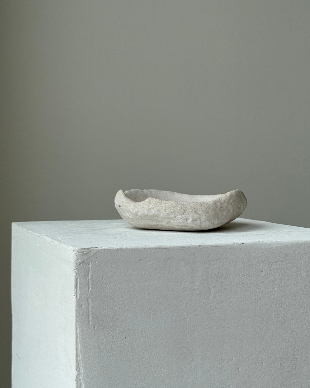 modern concrete sculpture, minimalist home decor, decorative sculpture for jewelry, unique home accent piece, functional art sculpture, storage sculpture for small items, contemporary concrete decor, eco-friendly home accessories, versatile home decor, stylish organizer for rings and keys, high-quality concrete art, sculptural design for living room or office, premium concrete sculpture, handmade decorative piece for modern homes, chic storage solution, thoughtful gift idea, ginaladeco