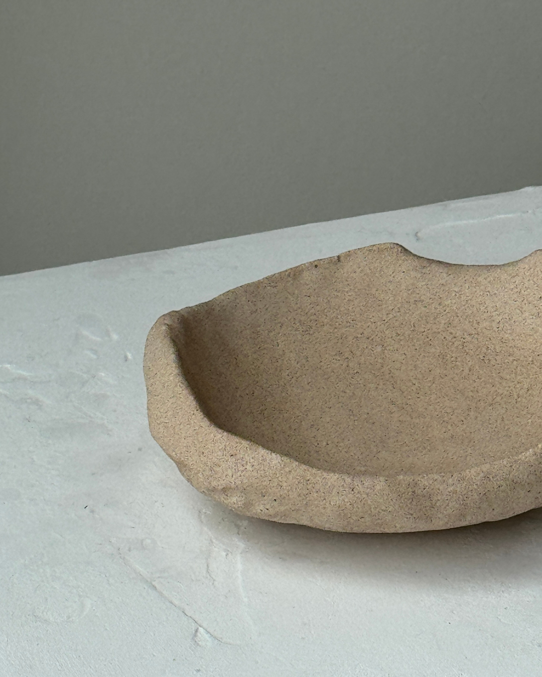 modern concrete sculpture, minimalist home decor, decorative sculpture for jewelry, unique home accent piece, functional art sculpture, storage sculpture for small items, contemporary concrete decor, eco-friendly home accessories, versatile home decor, stylish organizer for rings and keys, high-quality concrete art, sculptural design for living room or office, premium concrete sculpture, handmade decorative piece for modern homes, chic storage solution, thoughtful gift idea, ginaladeco