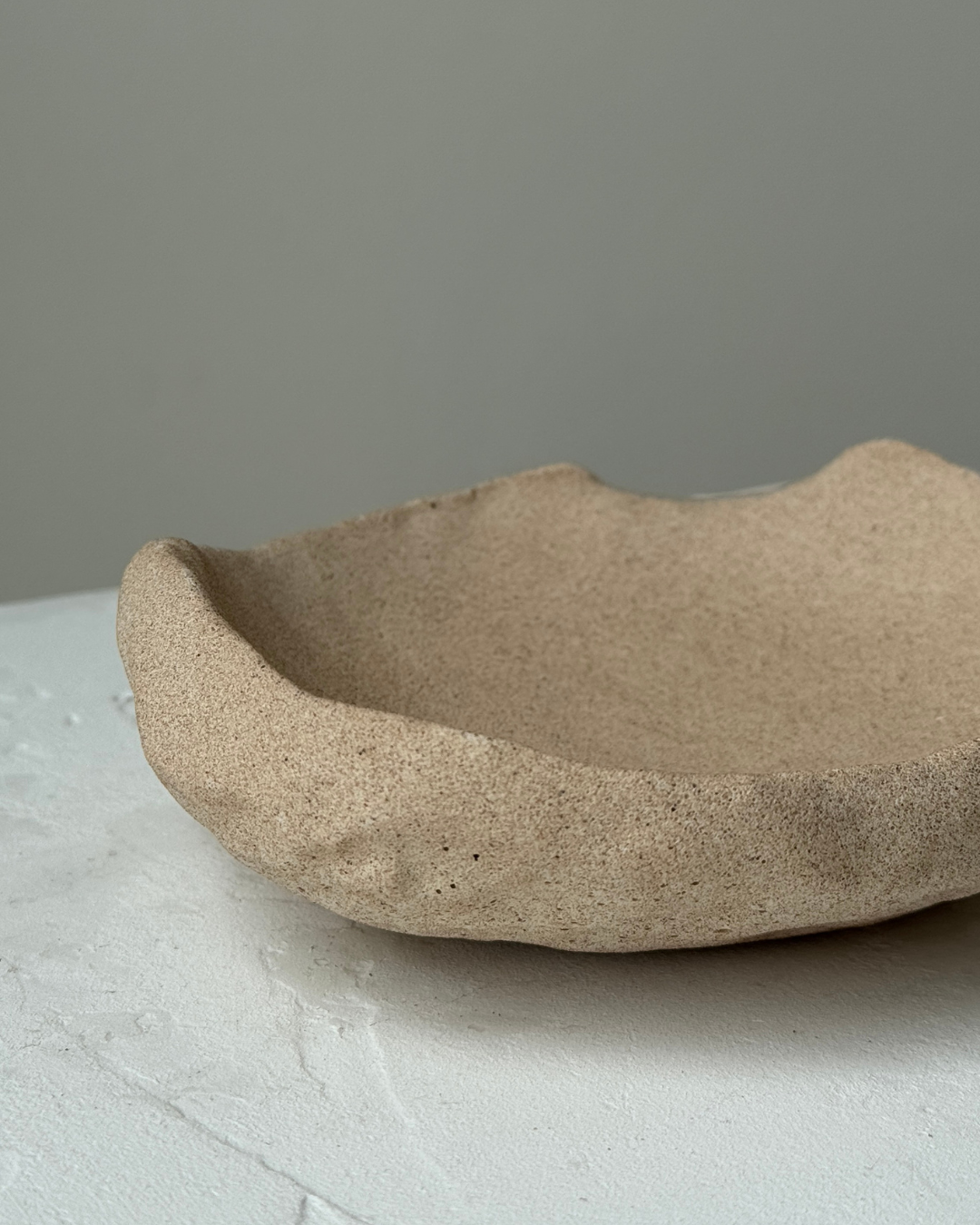 modern concrete sculpture, minimalist home decor, decorative sculpture for jewelry, unique home accent piece, functional art sculpture, storage sculpture for small items, contemporary concrete decor, eco-friendly home accessories, versatile home decor, stylish organizer for rings and keys, high-quality concrete art, sculptural design for living room or office, premium concrete sculpture, handmade decorative piece for modern homes, chic storage solution, thoughtful gift idea, ginaladeco